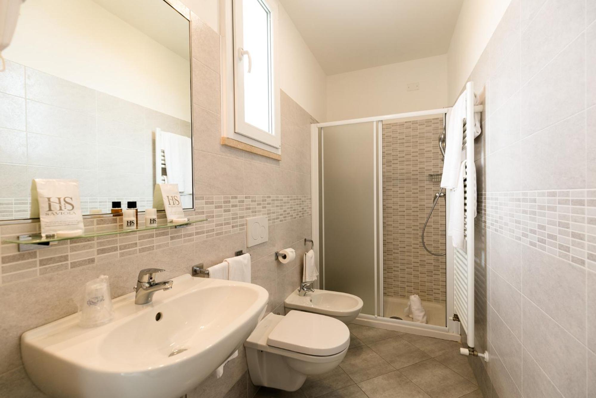 Comfort Double Room with Balcony and Partial Lake View photo 3