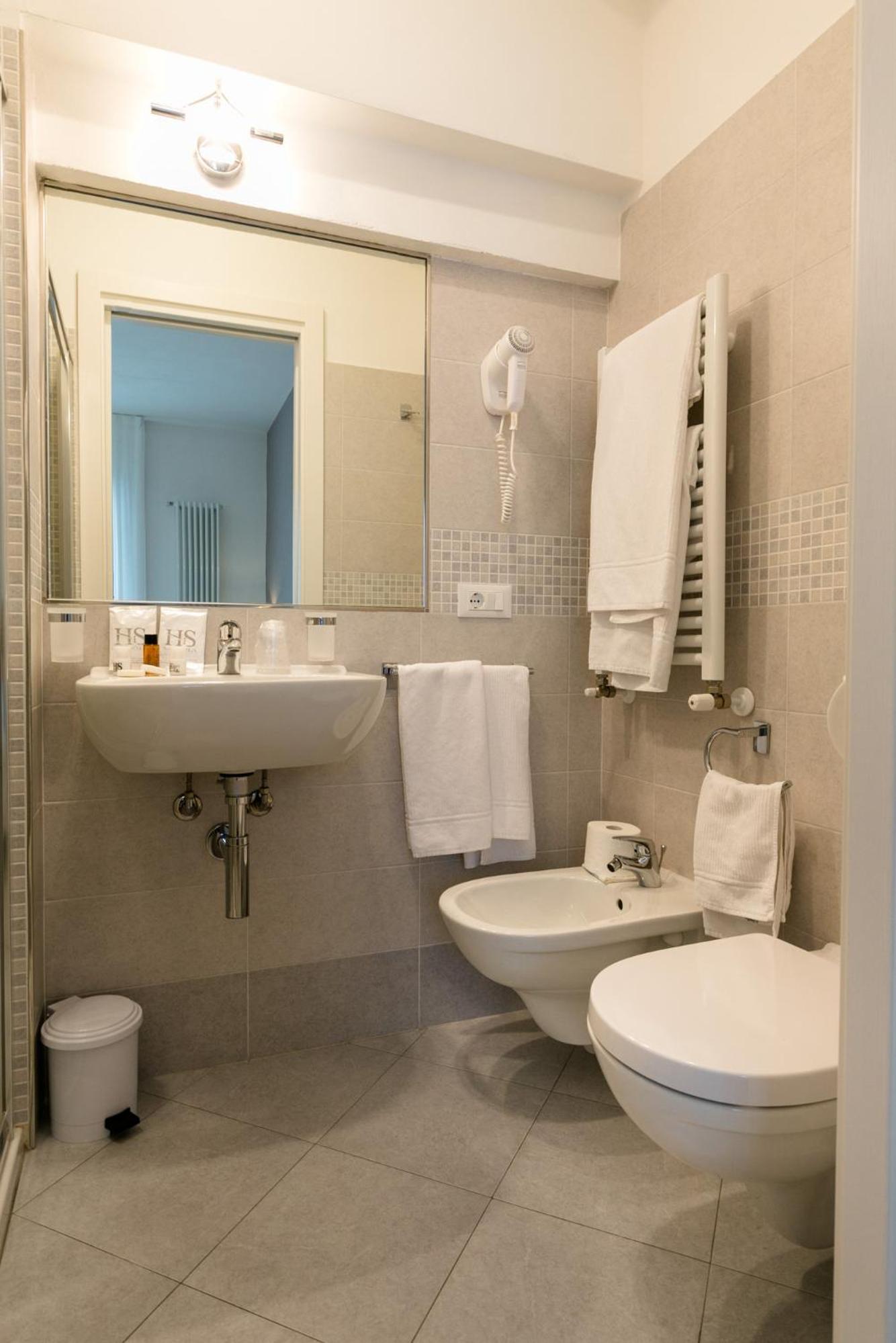 Superior Double Room with Balcony Facing Lake photo 3