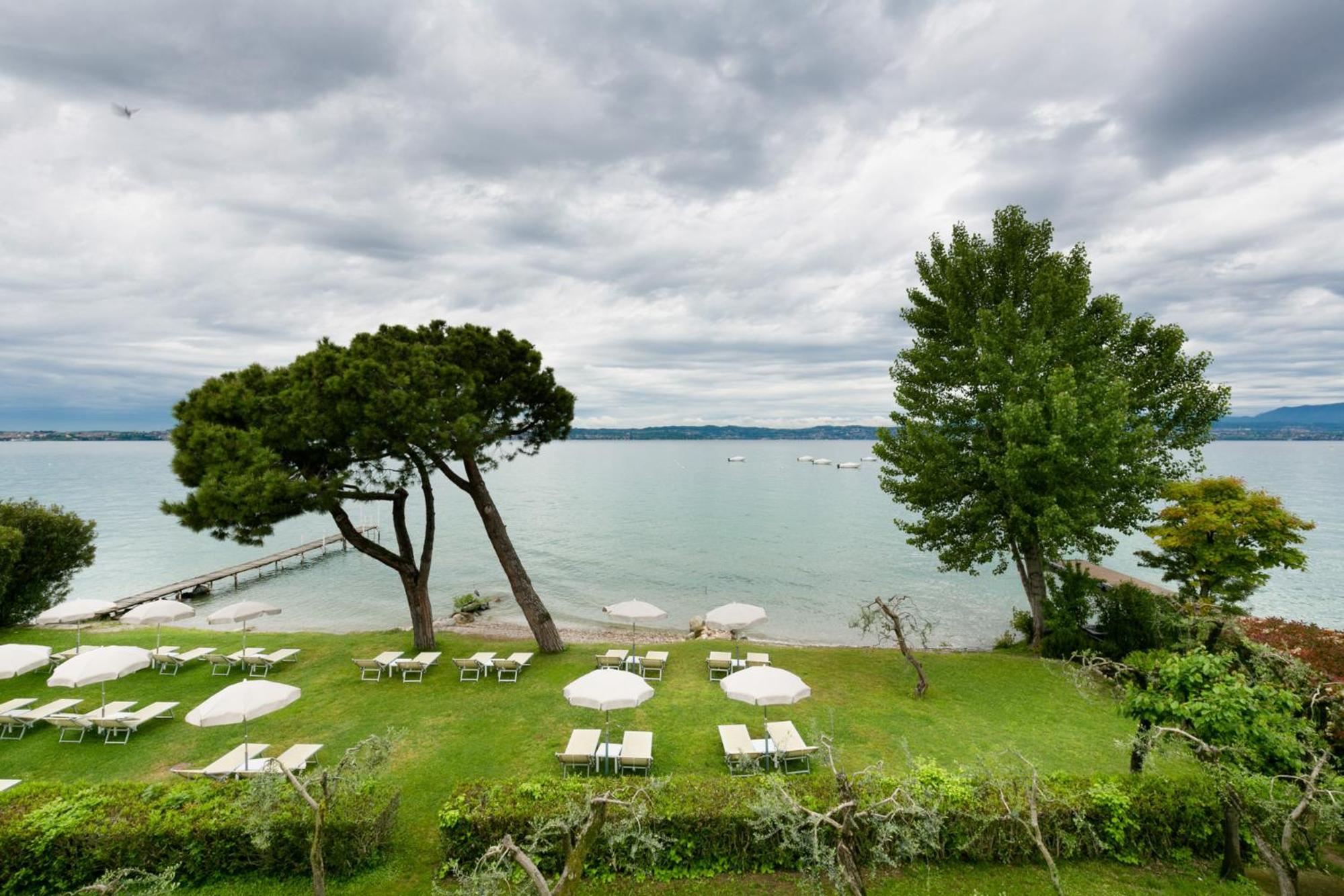 Superior Double Room with Balcony Facing Lake photo 3