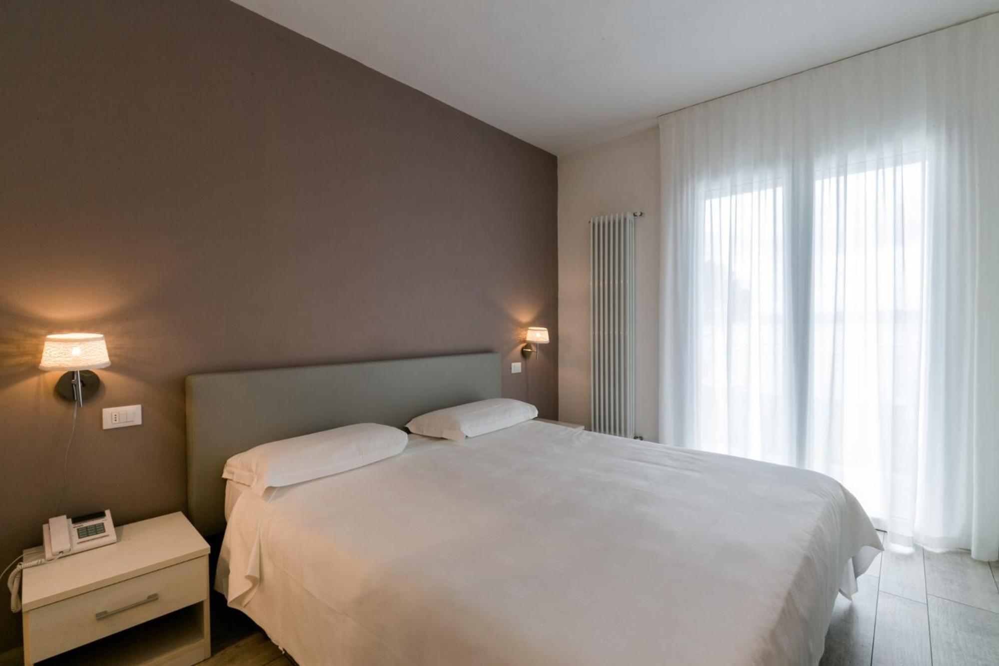 Superior Double Room with Balcony Facing Lake photo 2