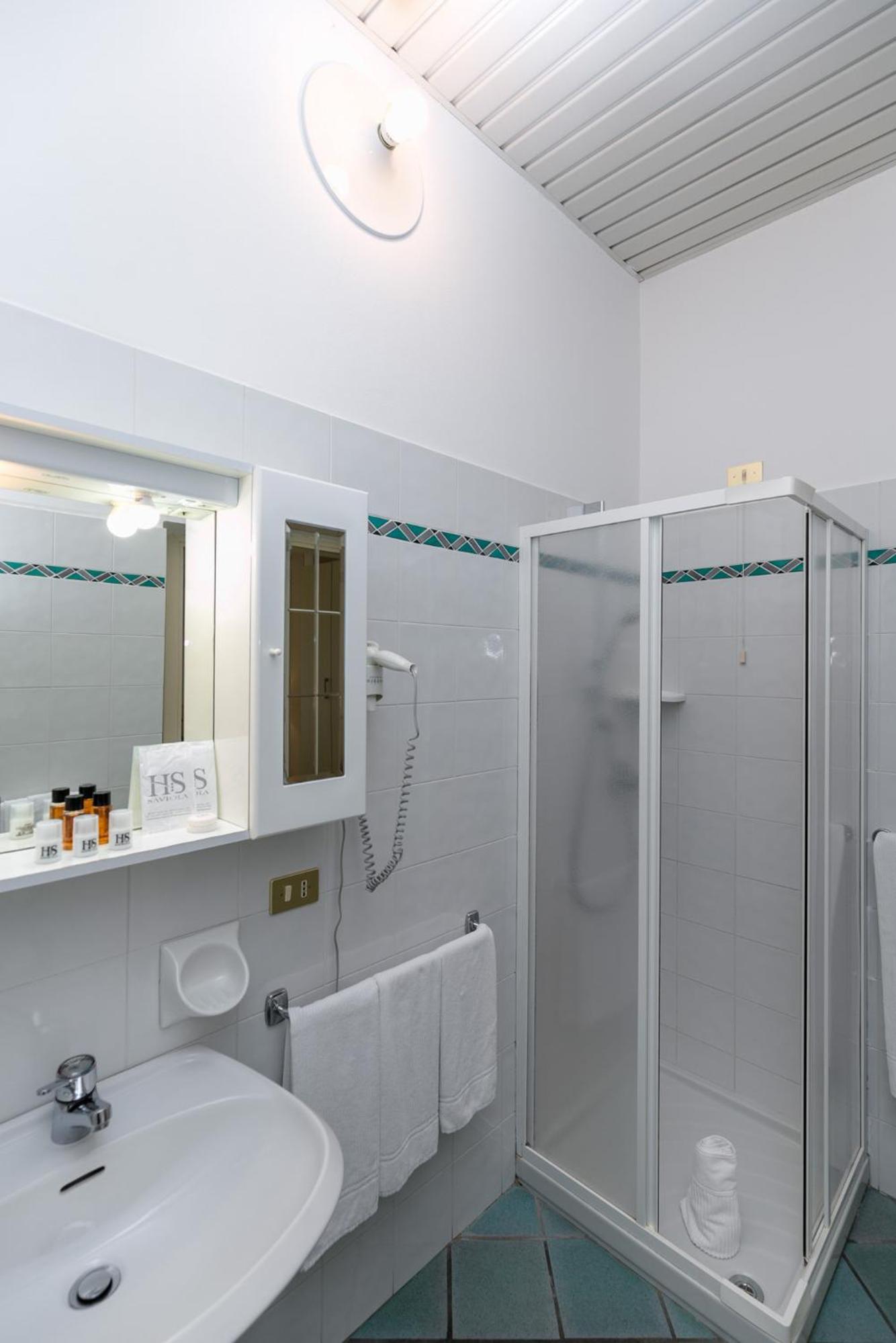 Superior Triple Room with Balcony and Lake View photo 2
