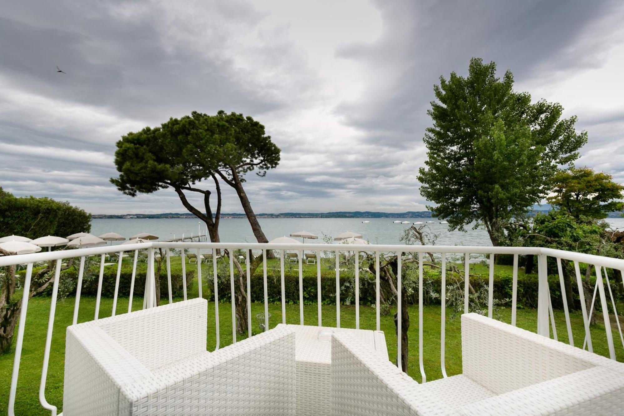 Superior Triple Room with Balcony and Lake View photo 3