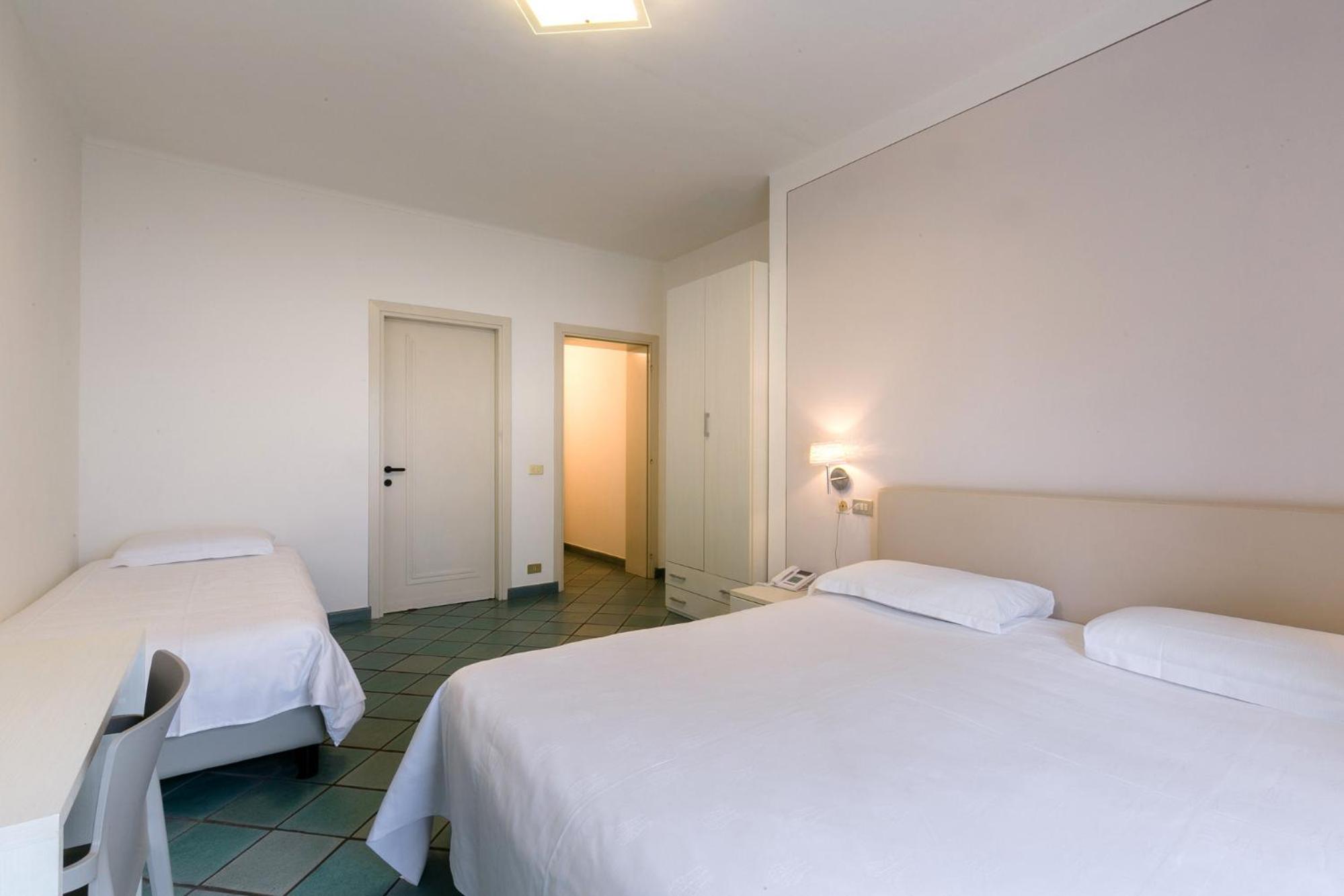 Superior Triple Room with Balcony and Lake View photo 2