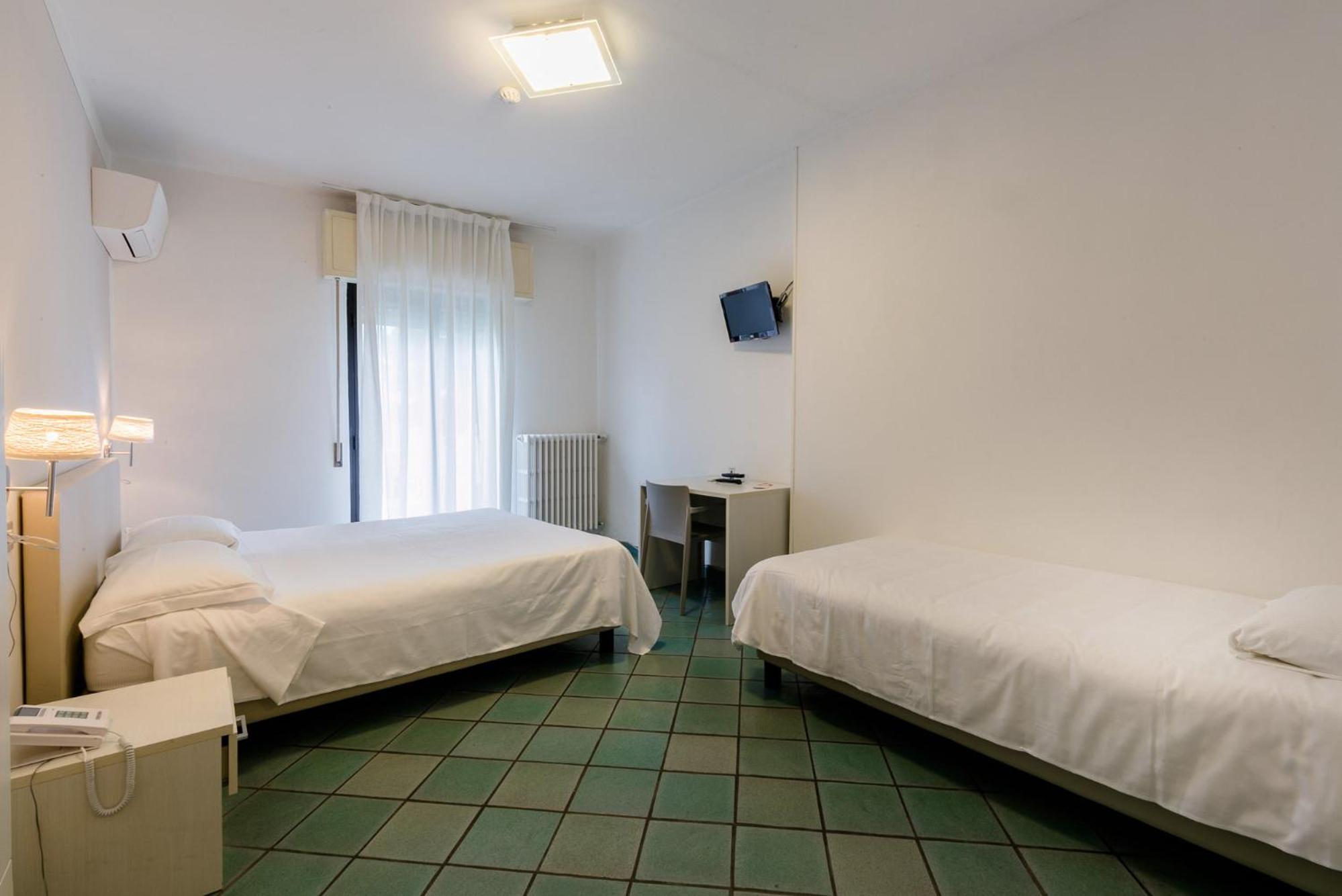 Superior Triple Room with Balcony and Lake View photo 3