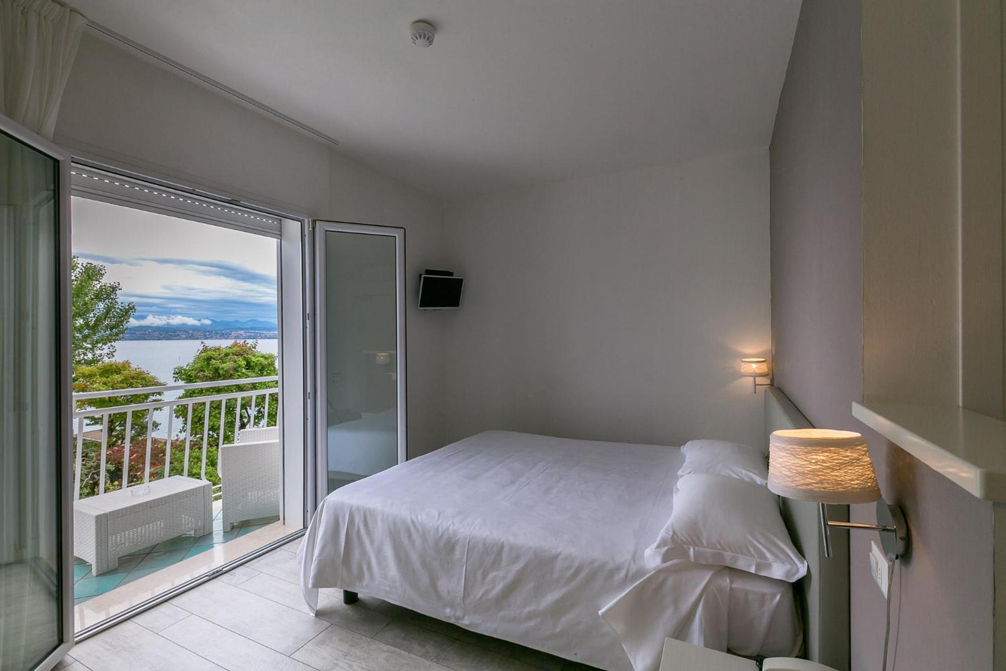 Prestige Room with Balcony and Lake View  photo 3