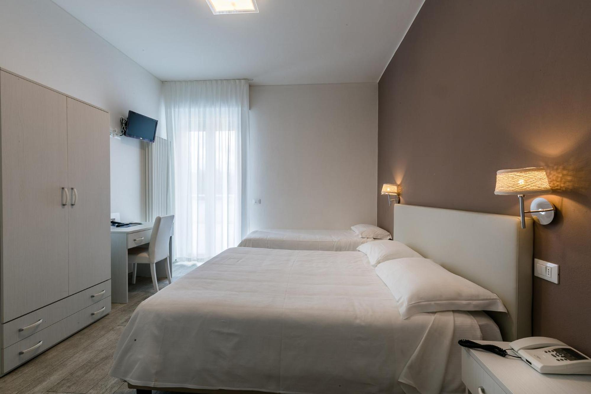 Standard Triple Room with Balcony photo 3