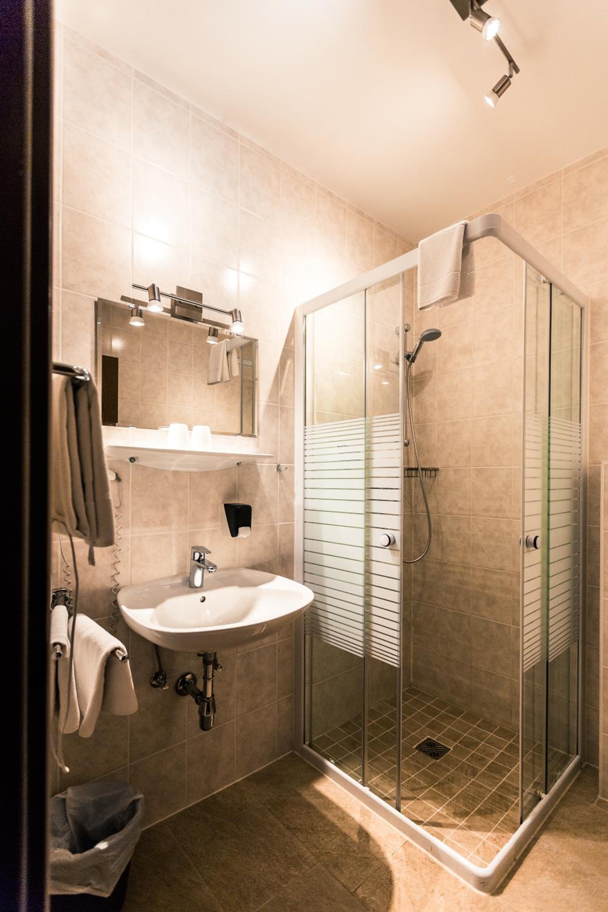 Double Room - Photo 16