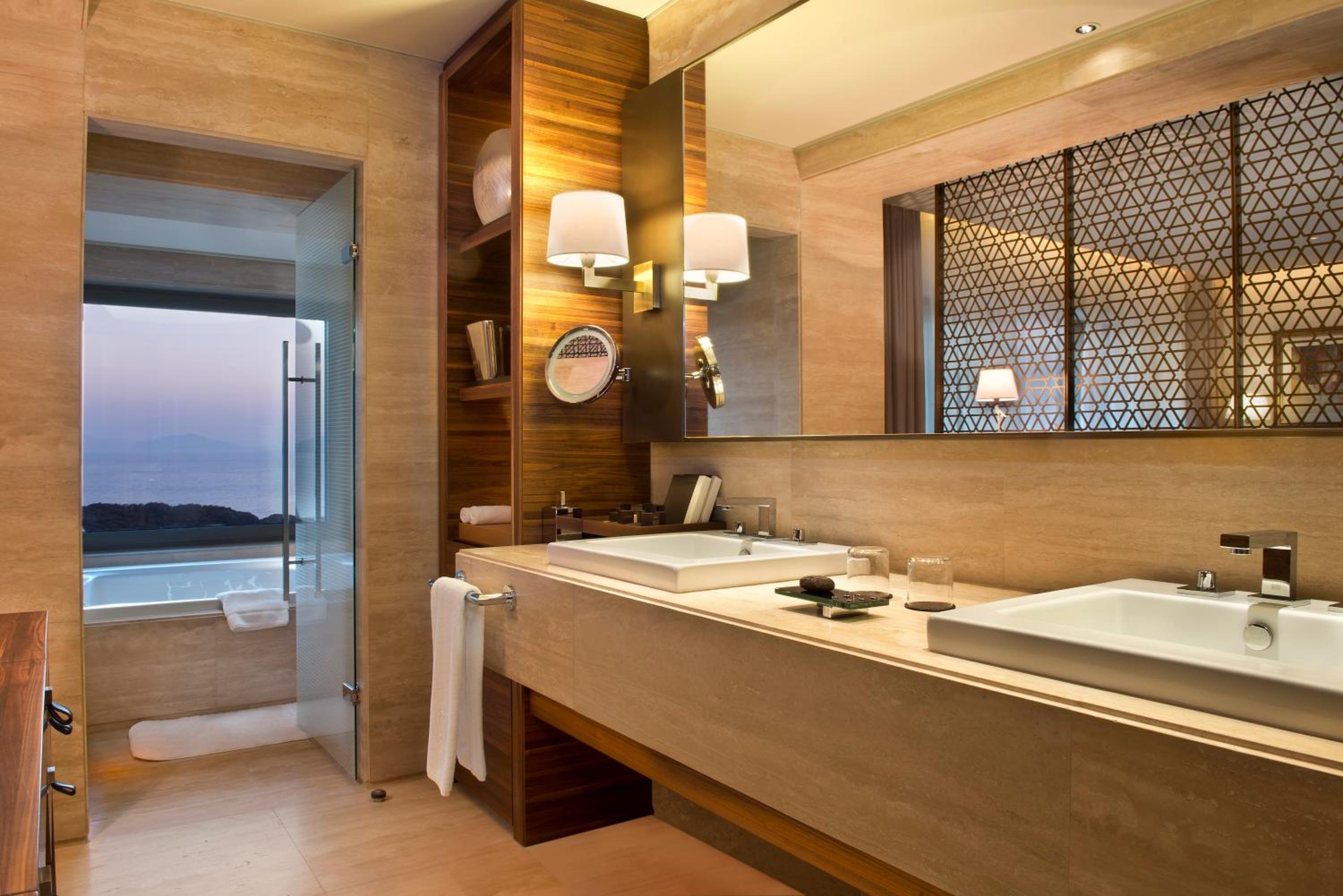 Deluxe Room with Land View - Photo 3