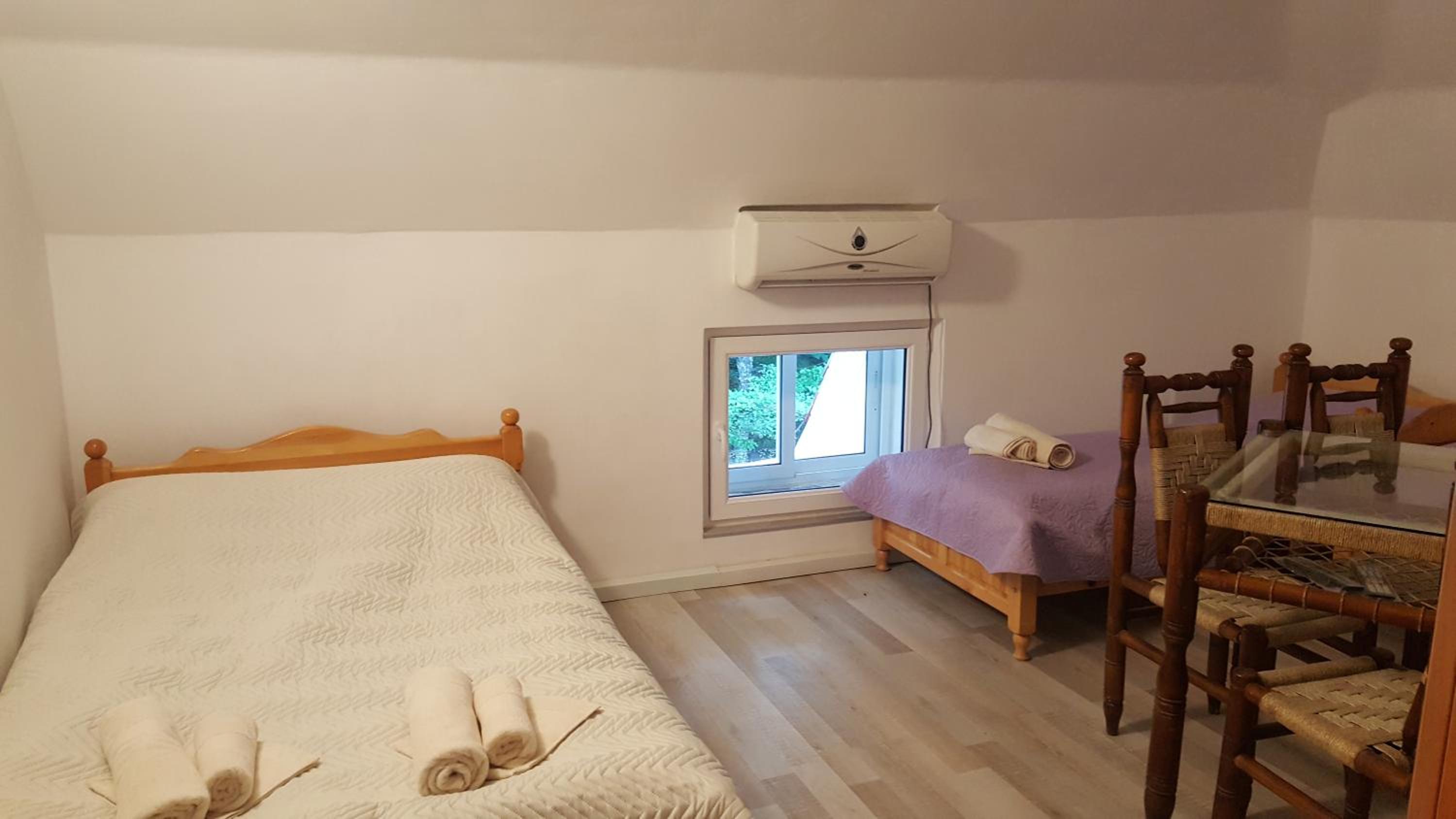Economy Quadruple Room - Photo 15