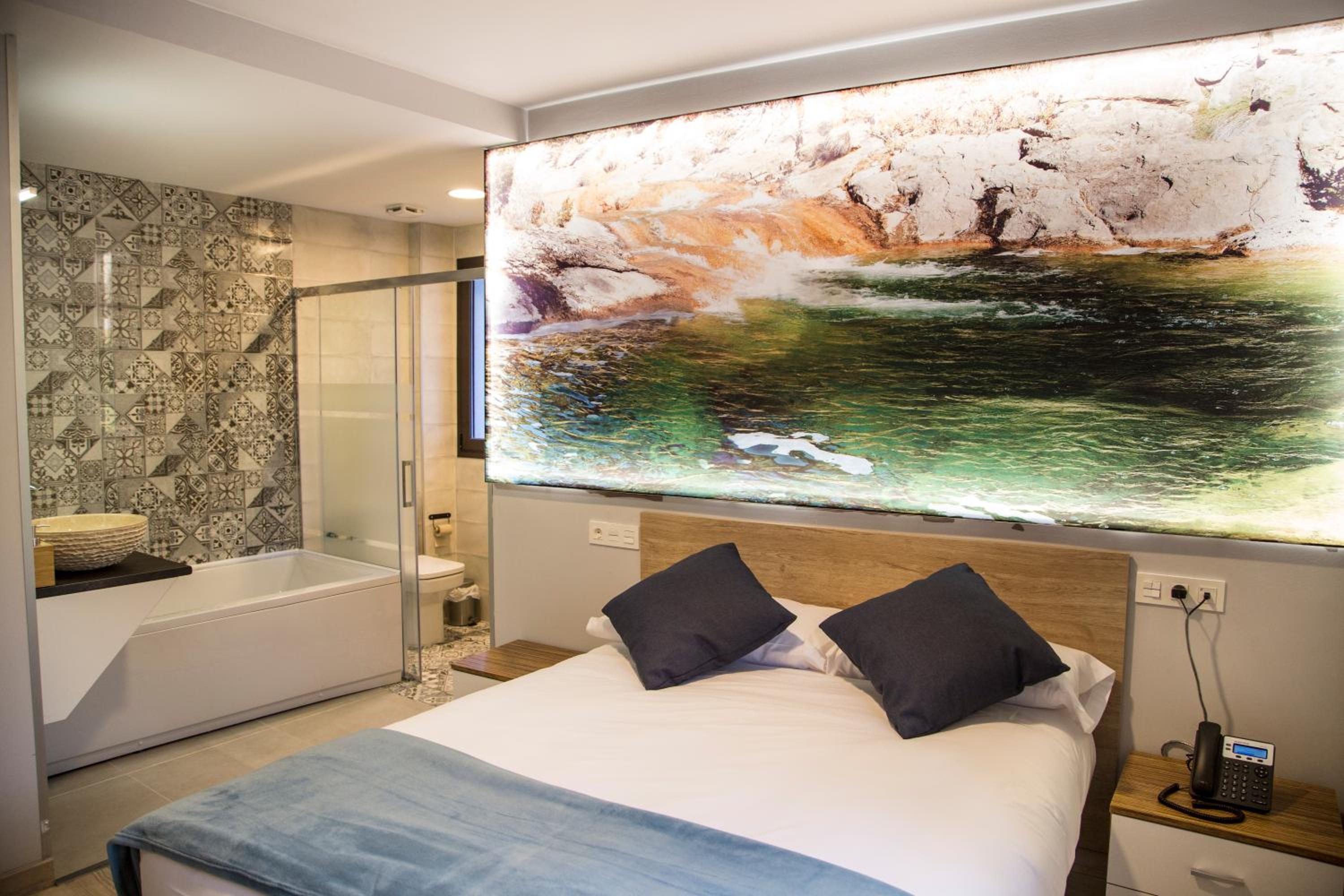 Double Room with Spa Bath - Photo 1