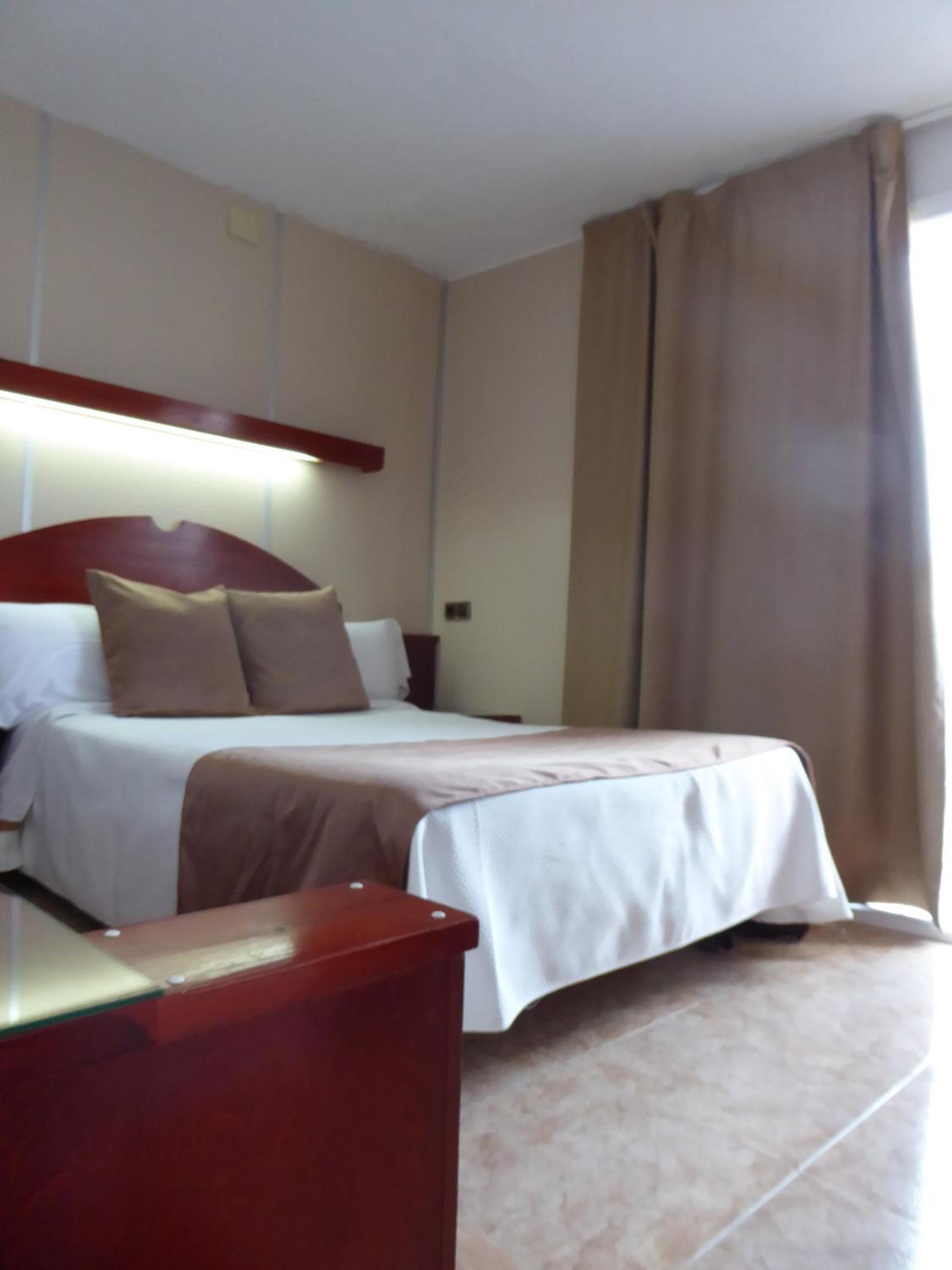 Double or Twin Room - Photo 11