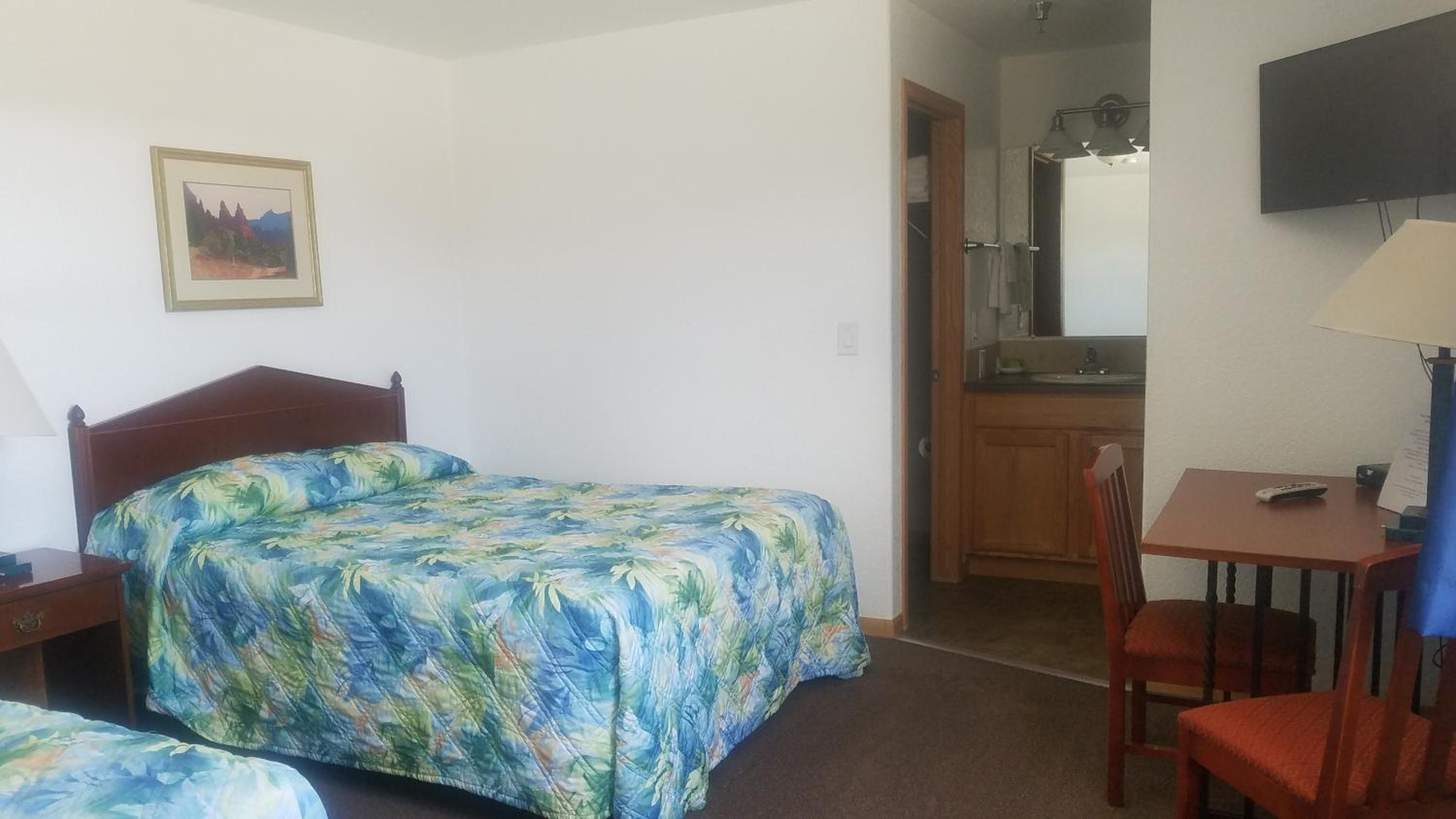 Queen Room with Two Queen Beds photo 3