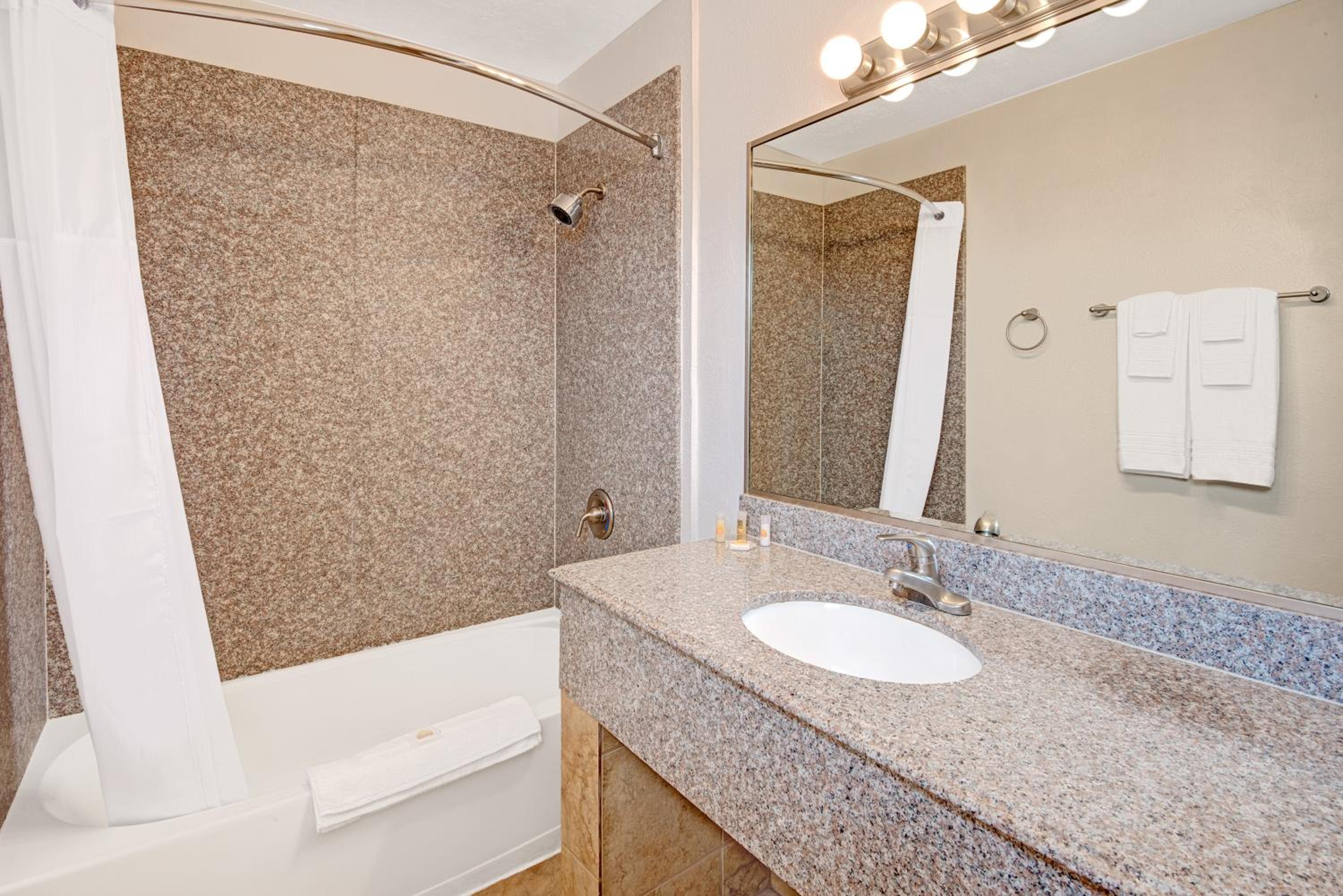 King Room - Non-Smoking - Photo 2