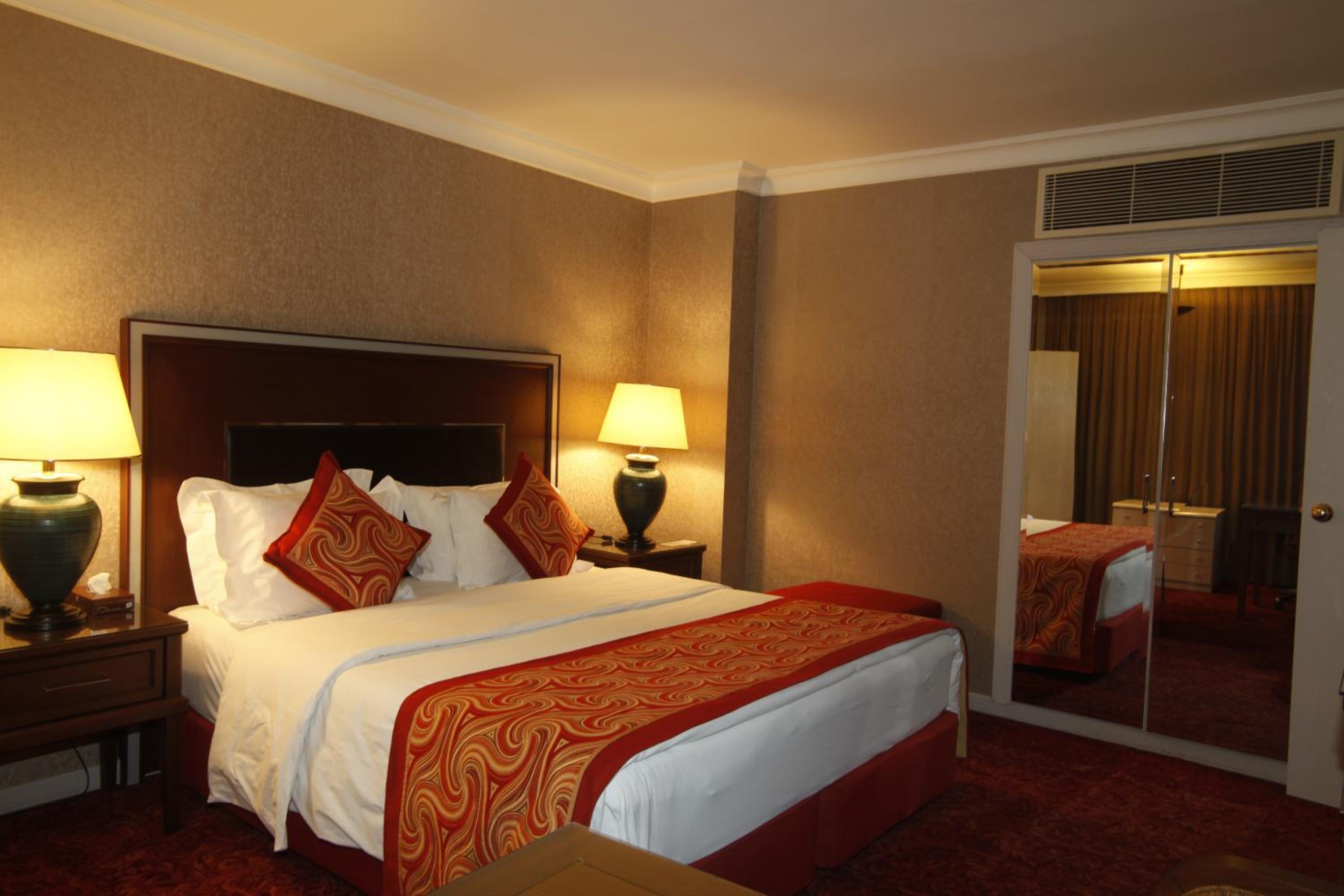 Suite - Photo 9