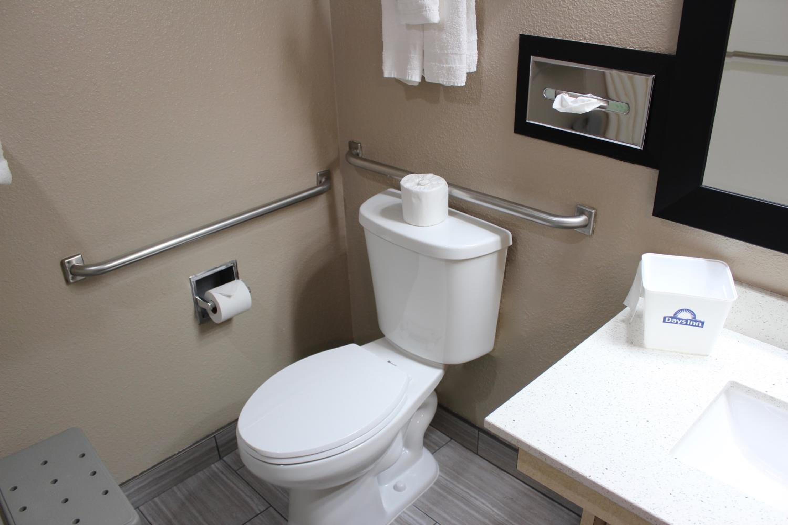 Queen Room with Two Queen Beds and Roll-In Shower - Mobility Accessible/Non-Smoking - Photo 8
