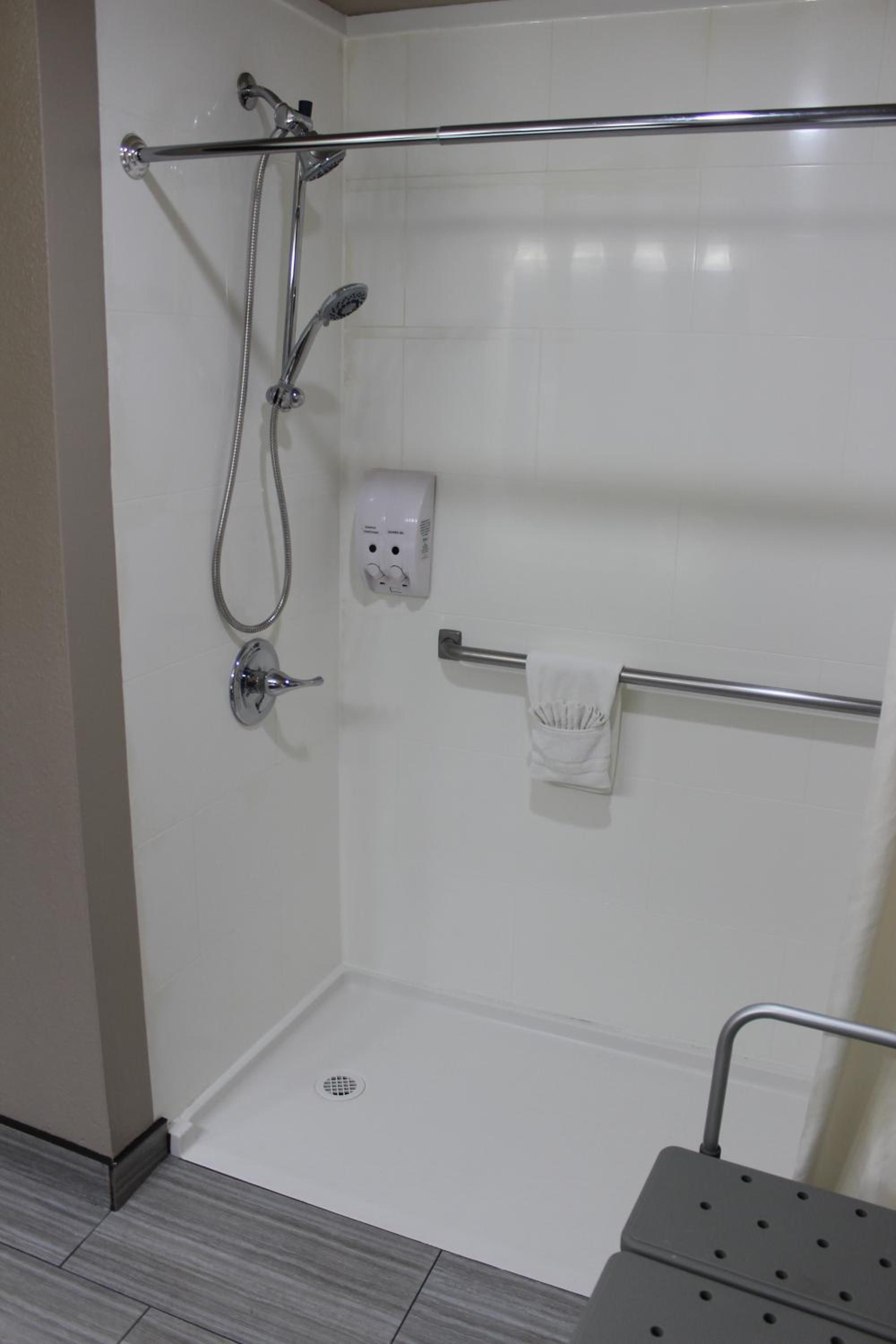 Queen Room with Two Queen Beds and Roll-In Shower - Mobility Accessible/Non-Smoking - Photo 11