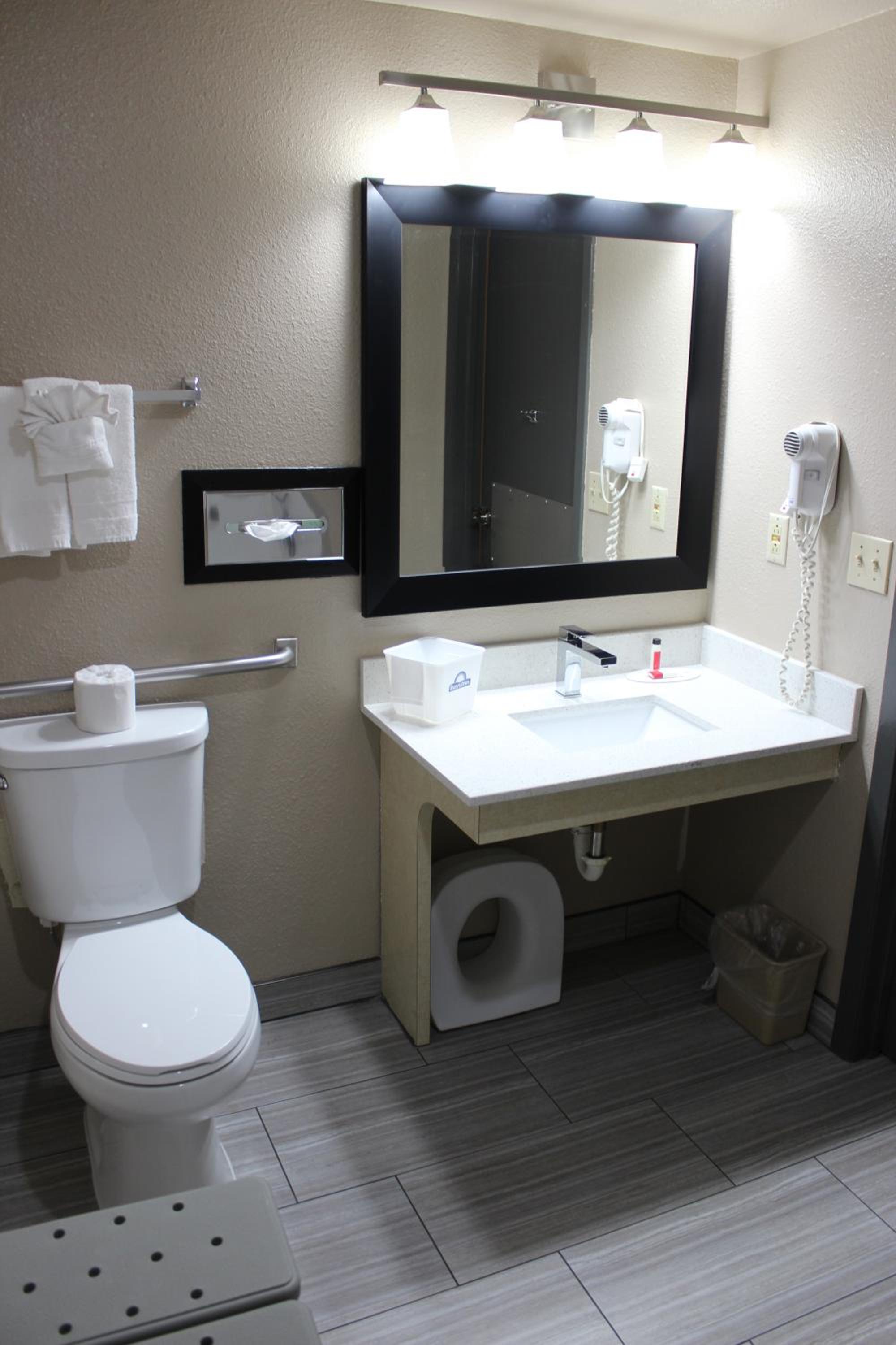 Queen Room with Two Queen Beds and Roll-In Shower - Mobility Accessible/Non-Smoking - Photo 9
