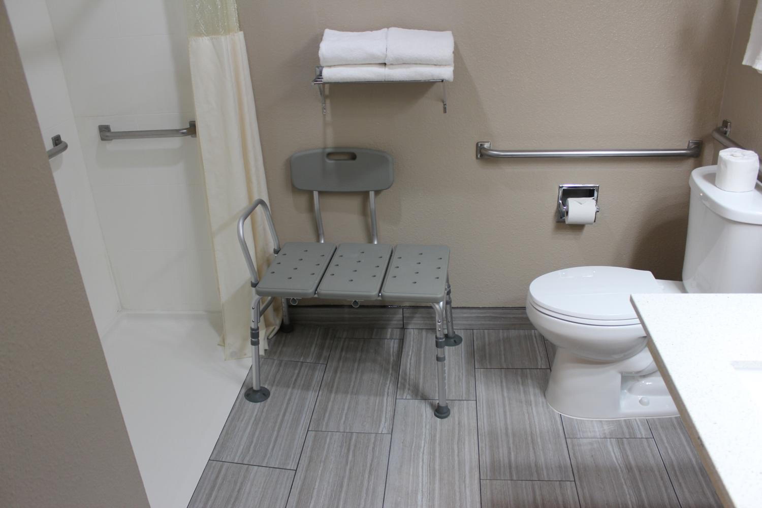 Queen Room with Two Queen Beds and Roll-In Shower - Mobility Accessible/Non-Smoking - Photo 10