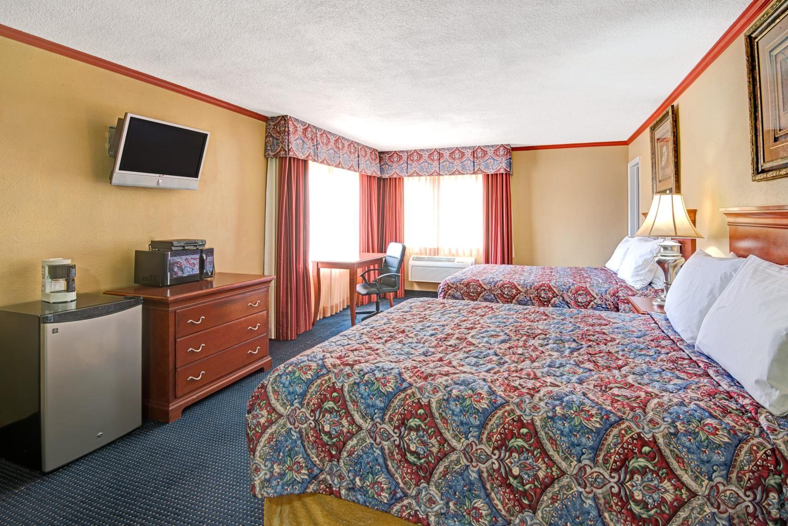 Queen Room with Two Queen Beds - Non-Smoking - Photo 1