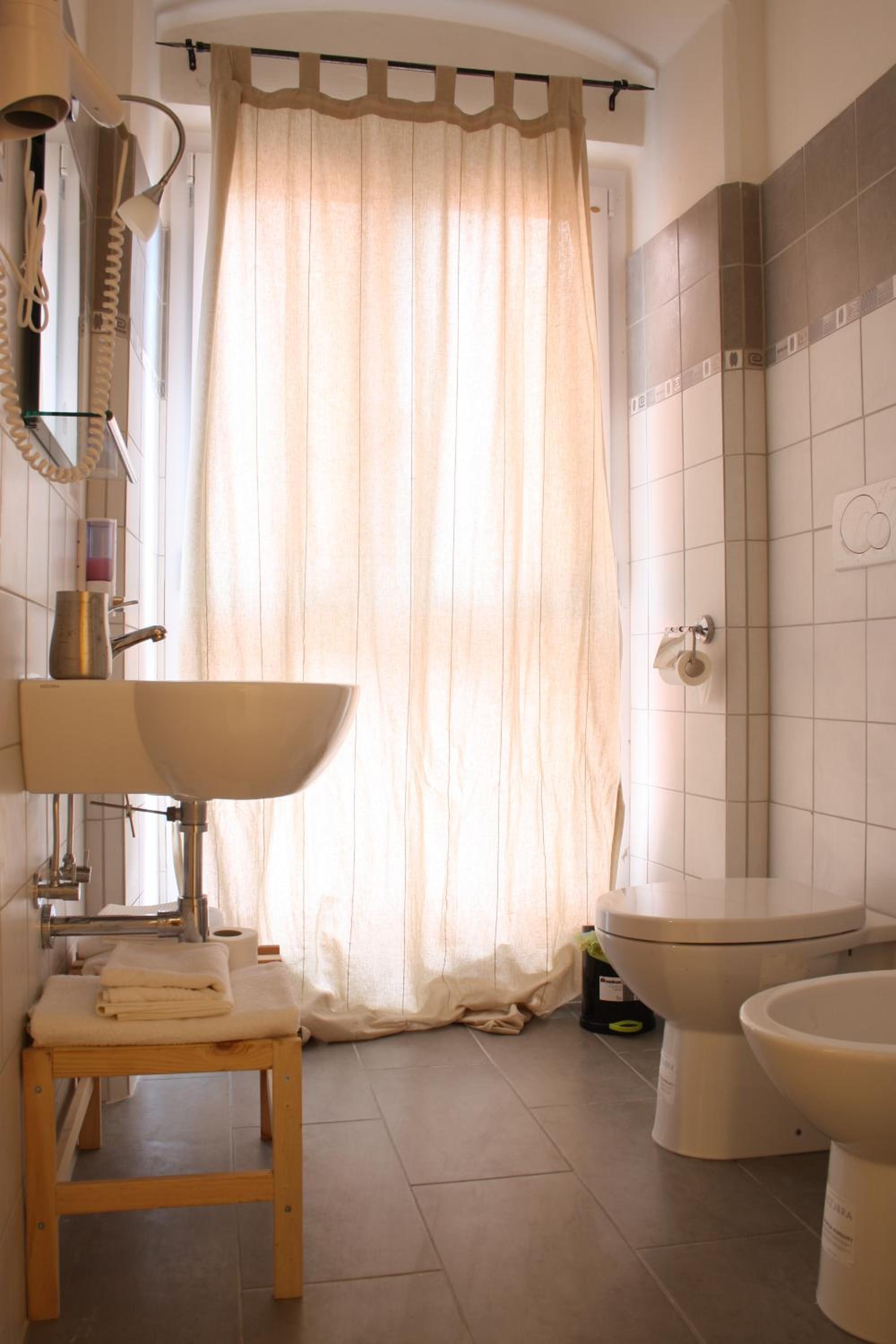 Double Room with Private Bathroom - Photo 17