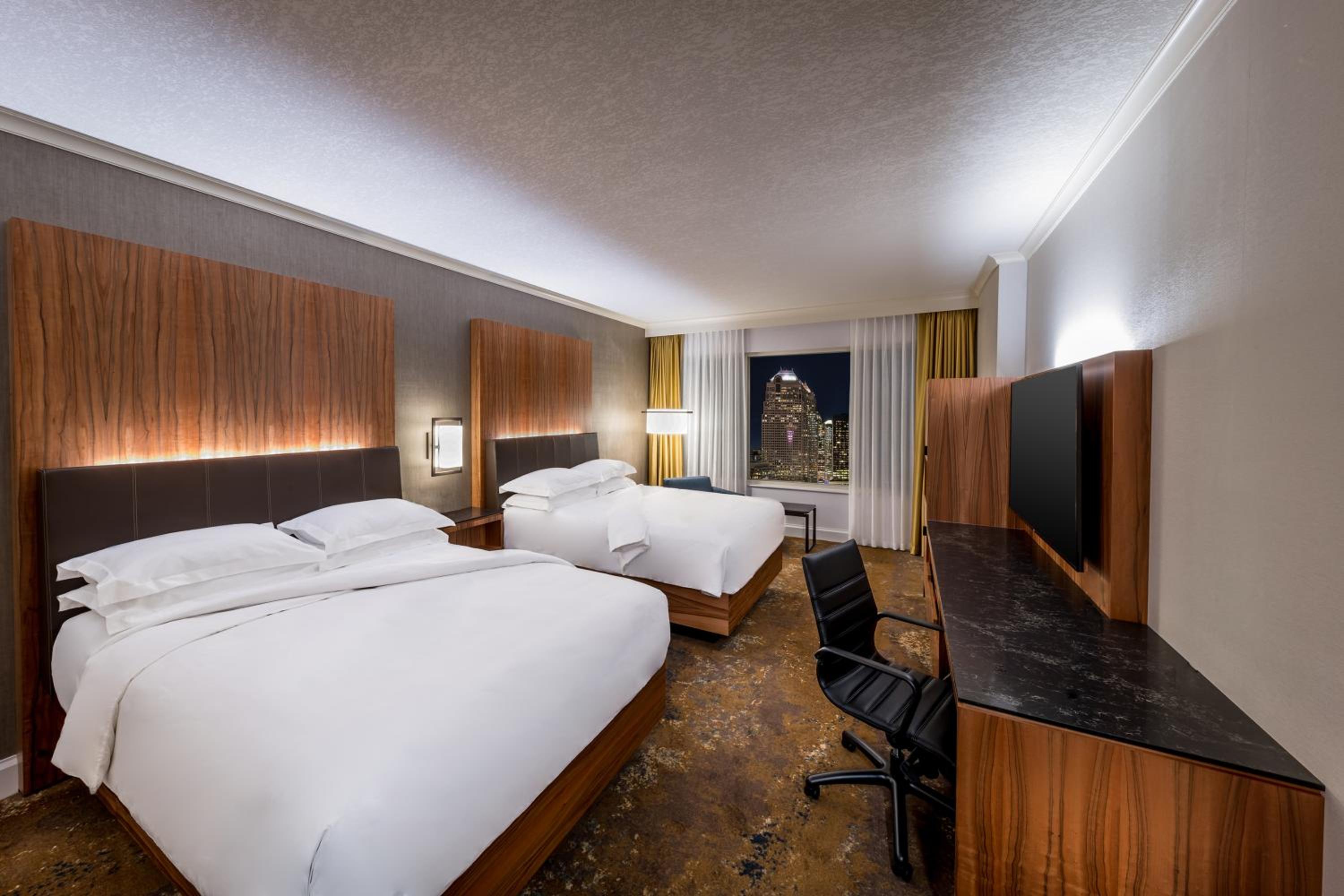 Queen Room with Two Queen Beds - Club Access - Photo 3