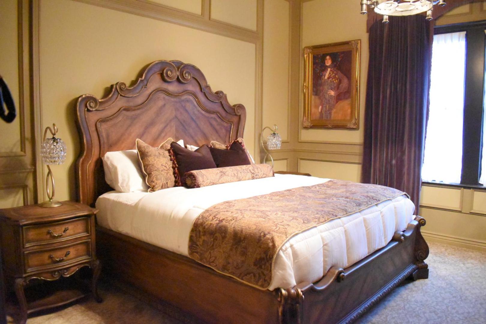 Luxury King Suite photo 2