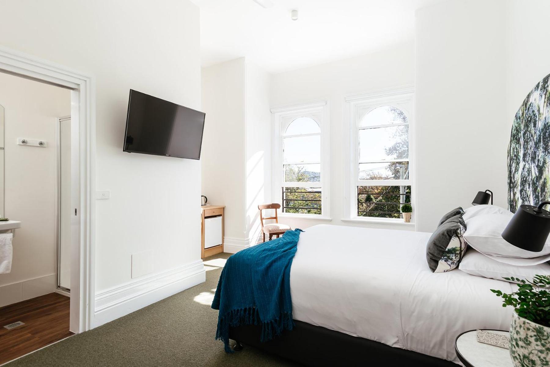 Deluxe King Suite photo 1