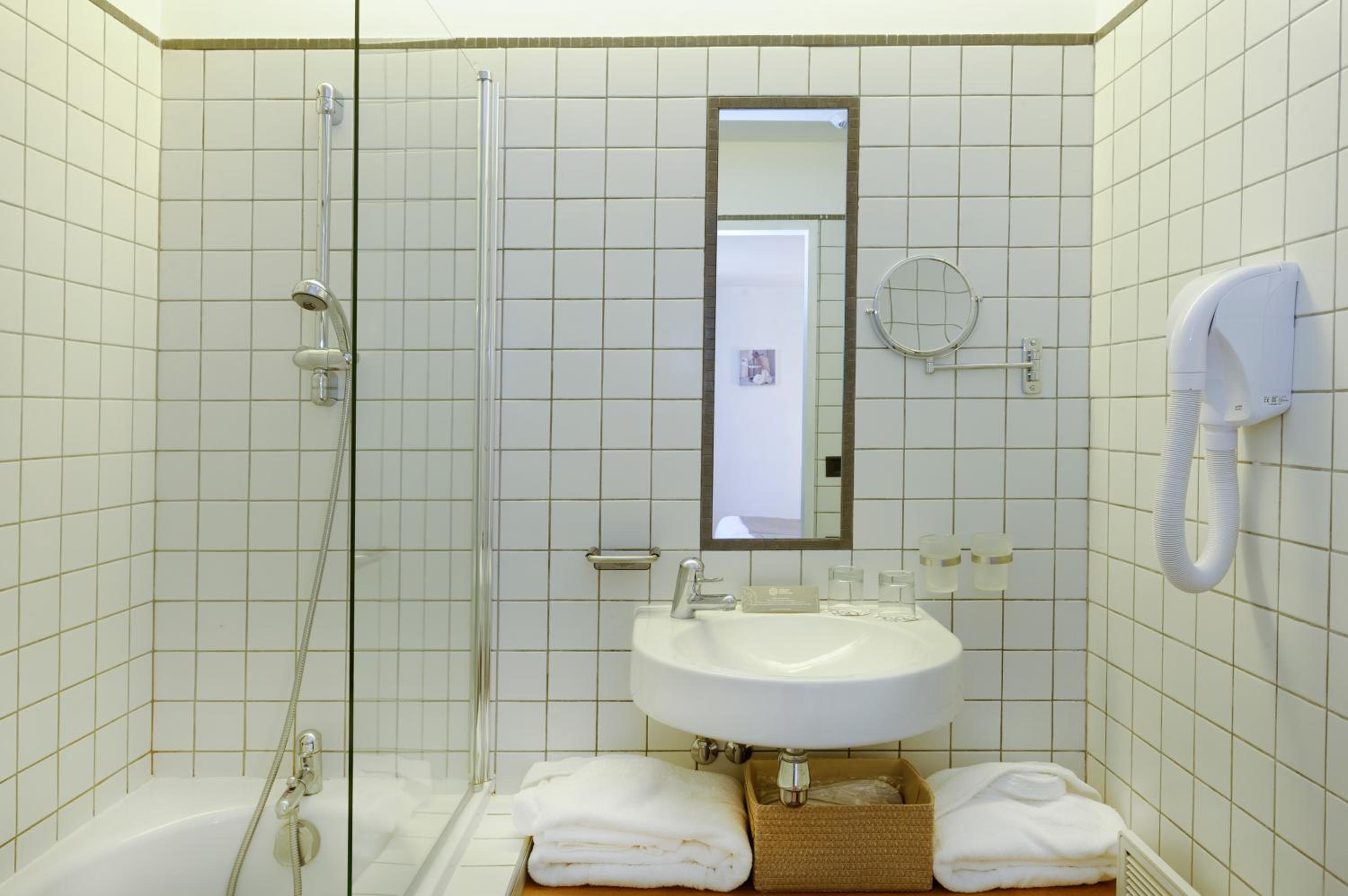 Standard Double Room - Photo 6