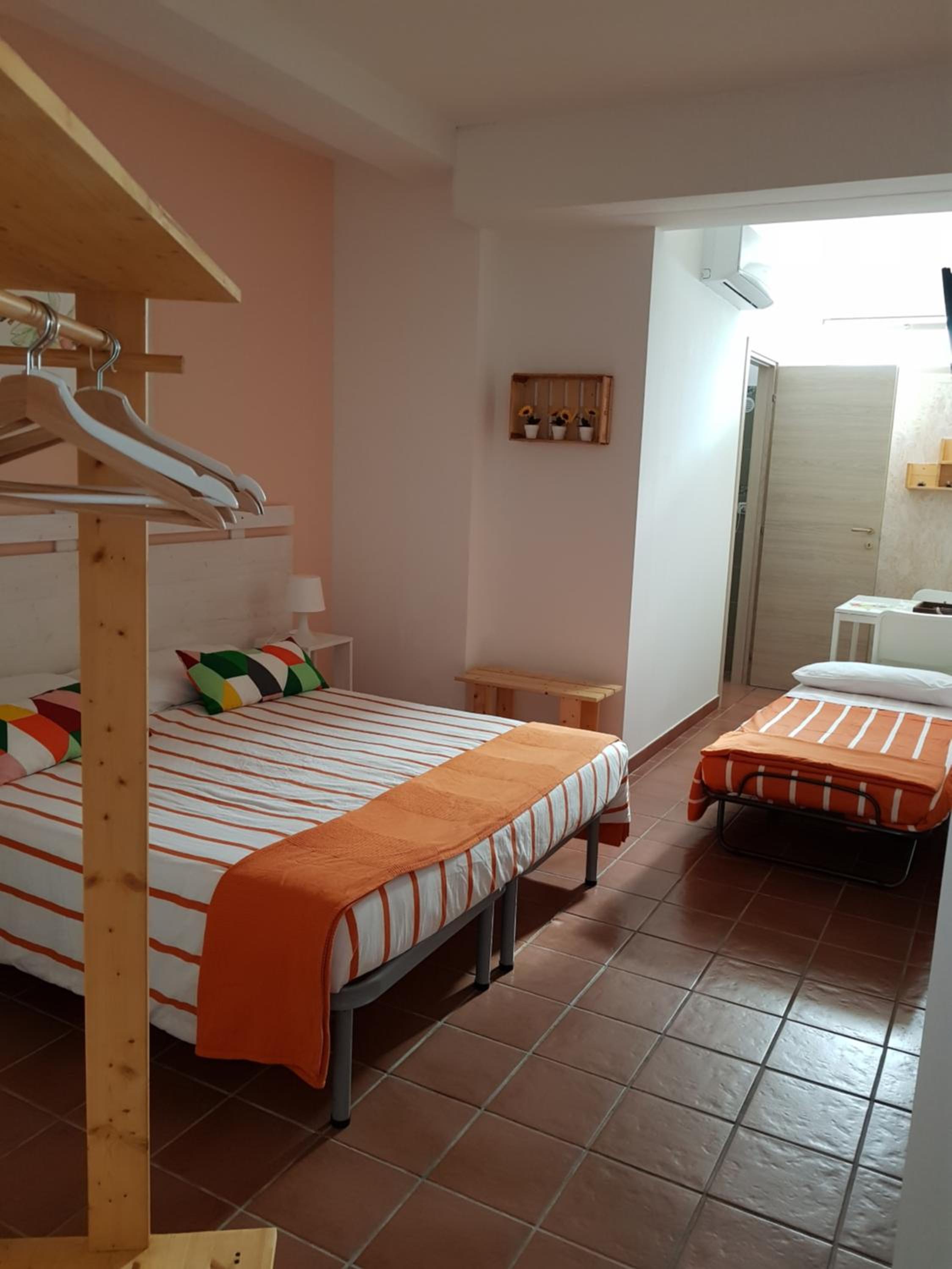 Double or Twin Room with Private Bathroom - Basement photo 1