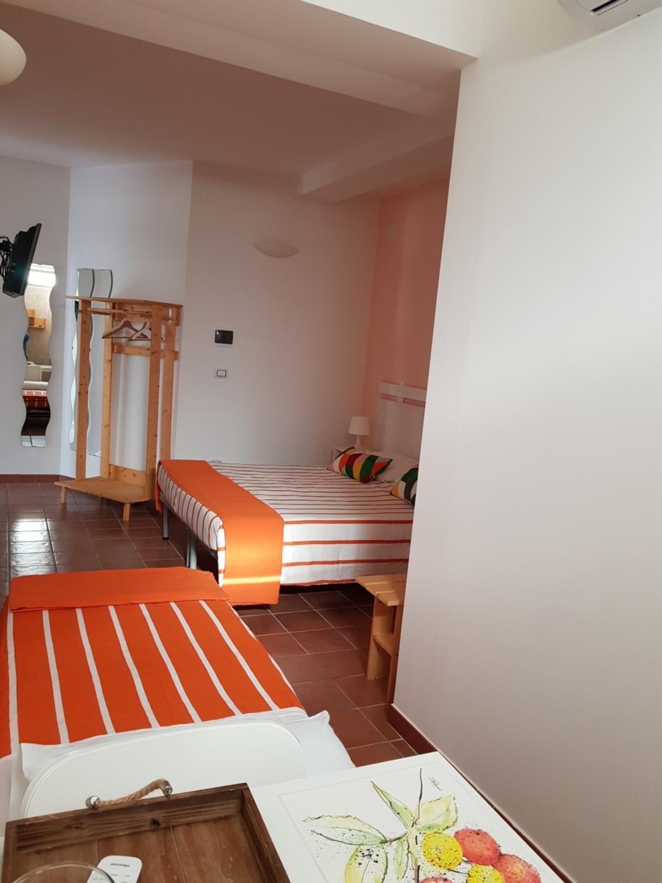 Double or Twin Room with Private Bathroom - Basement photo 2