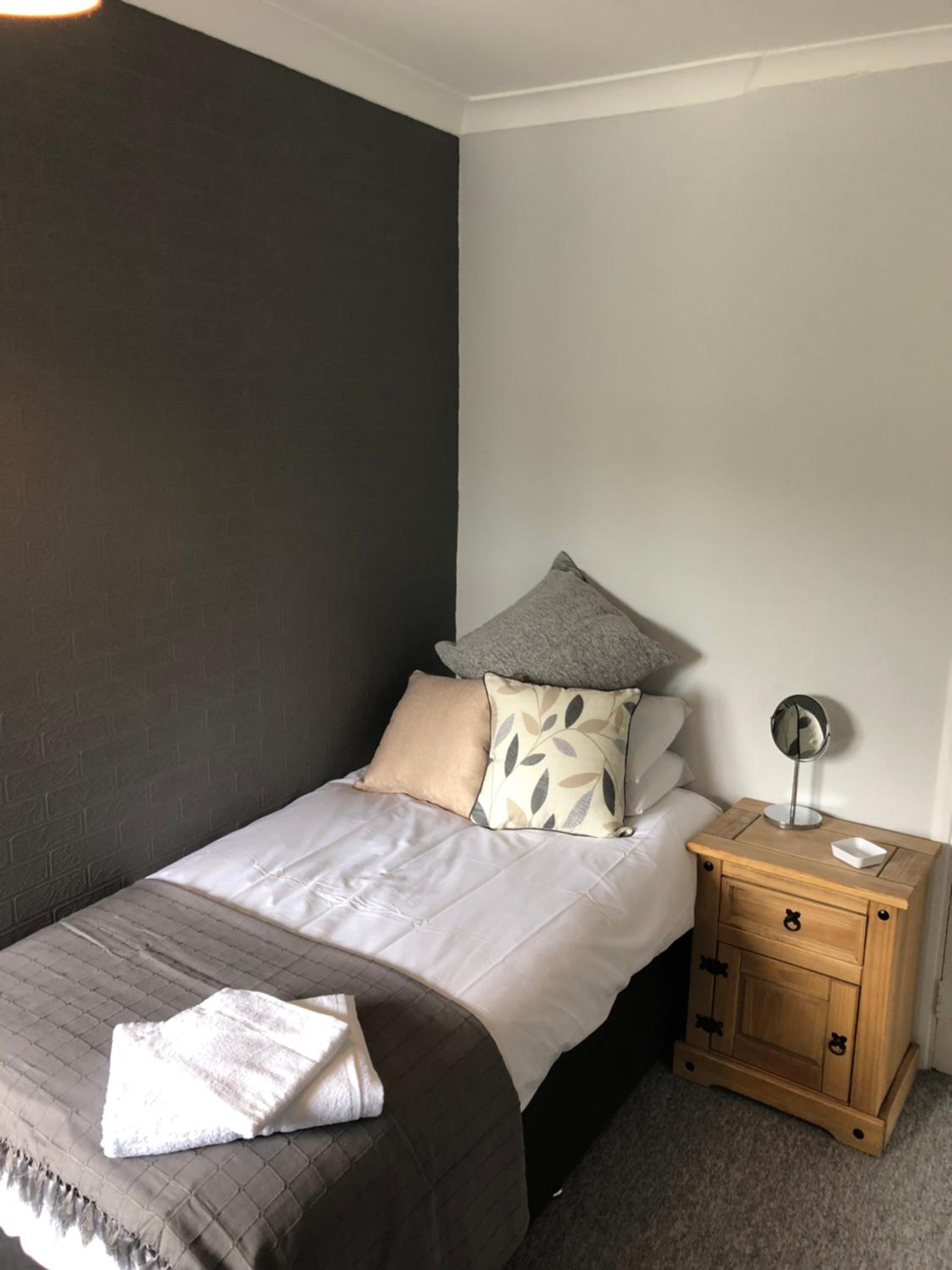 Single Room with Shared Bathroom photo 2