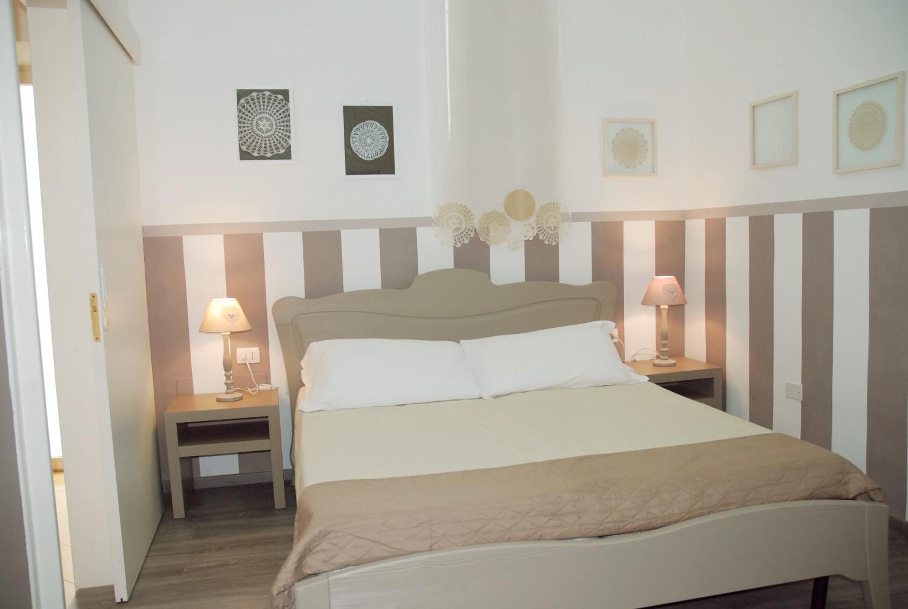 Economy Double Room - Photo 9