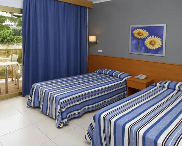 Quadruple Room with Pool View (2+2)