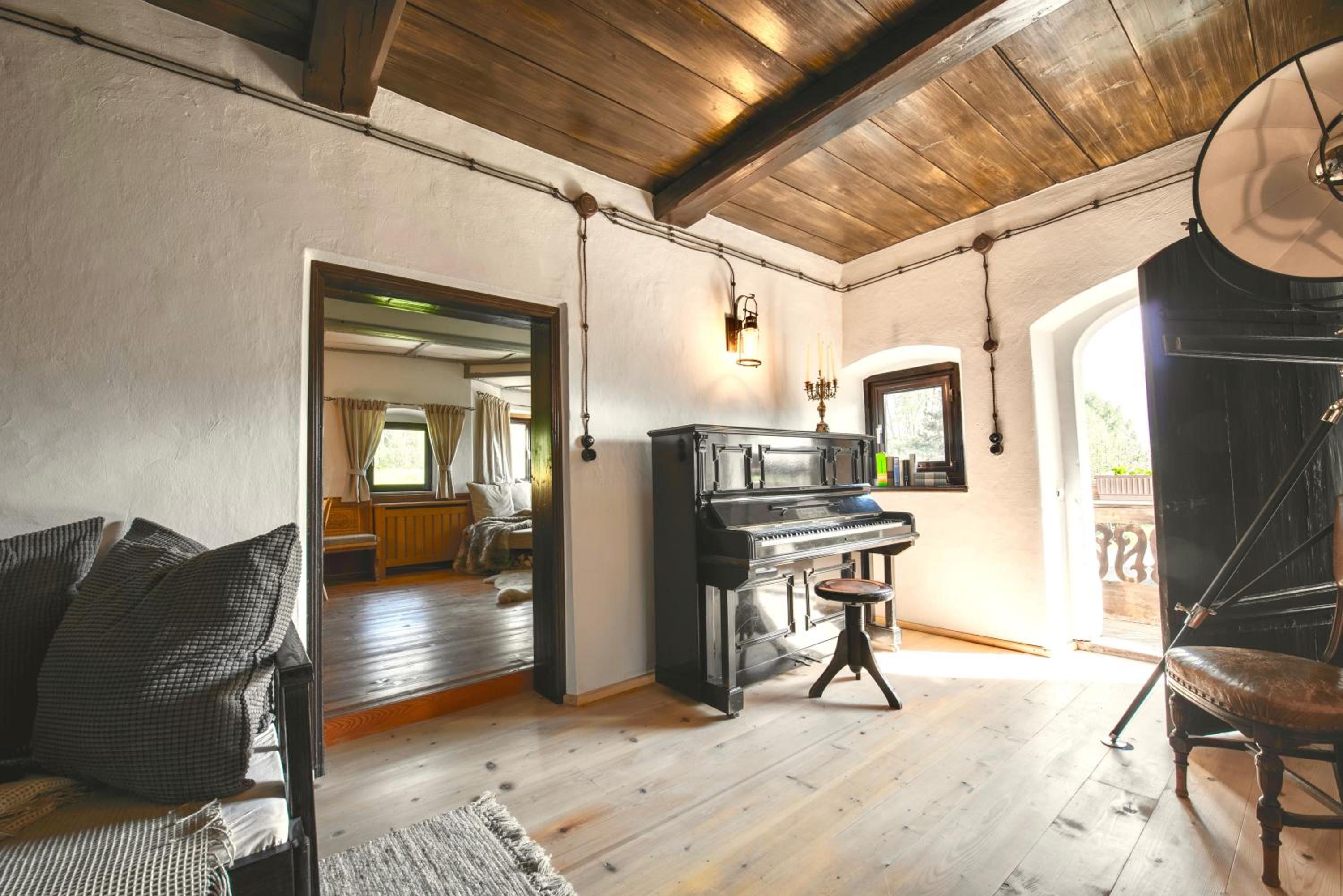 Five-Bedroom House photo 3