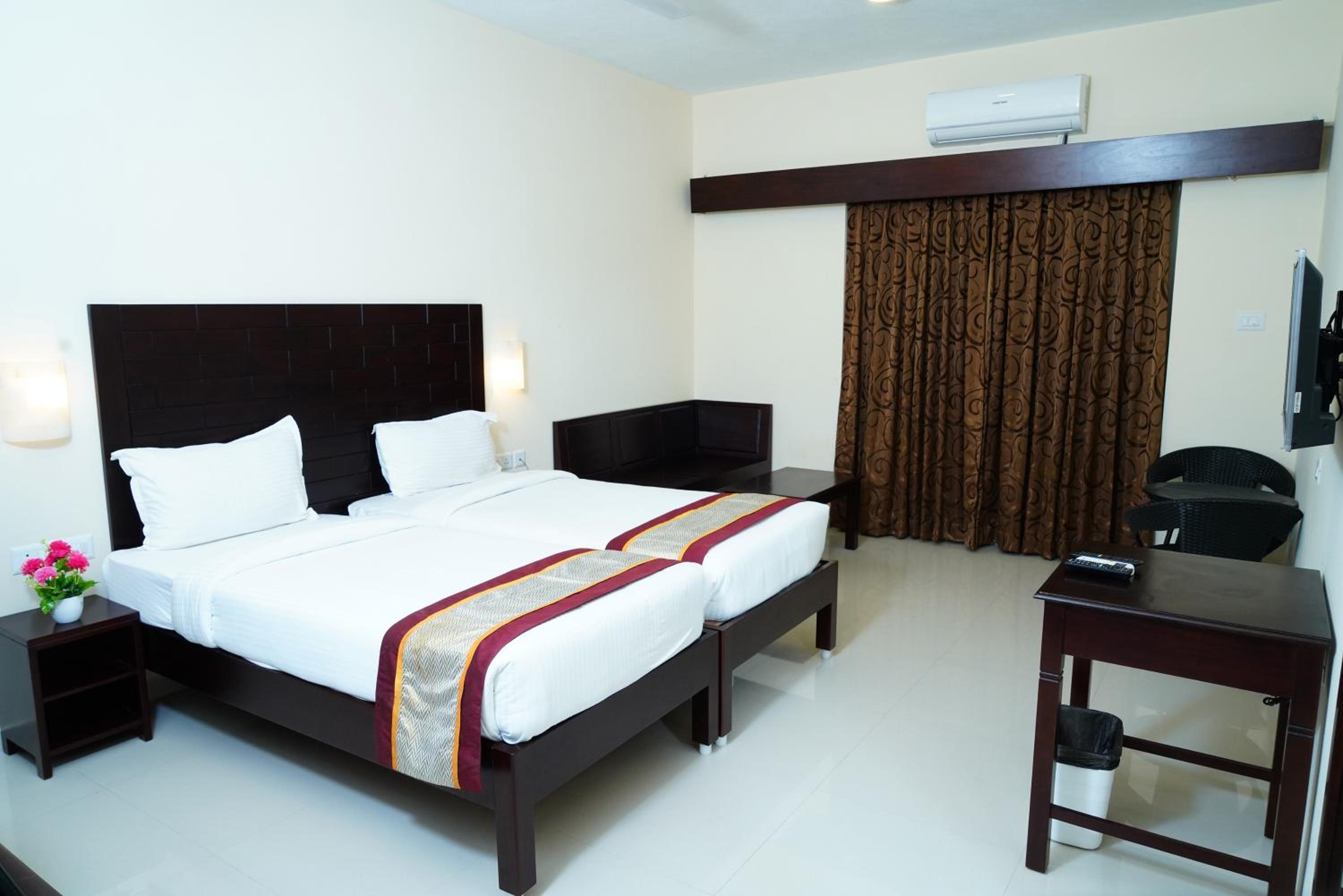 Deluxe Double Room (2 Adults + 1 Child) photo 1