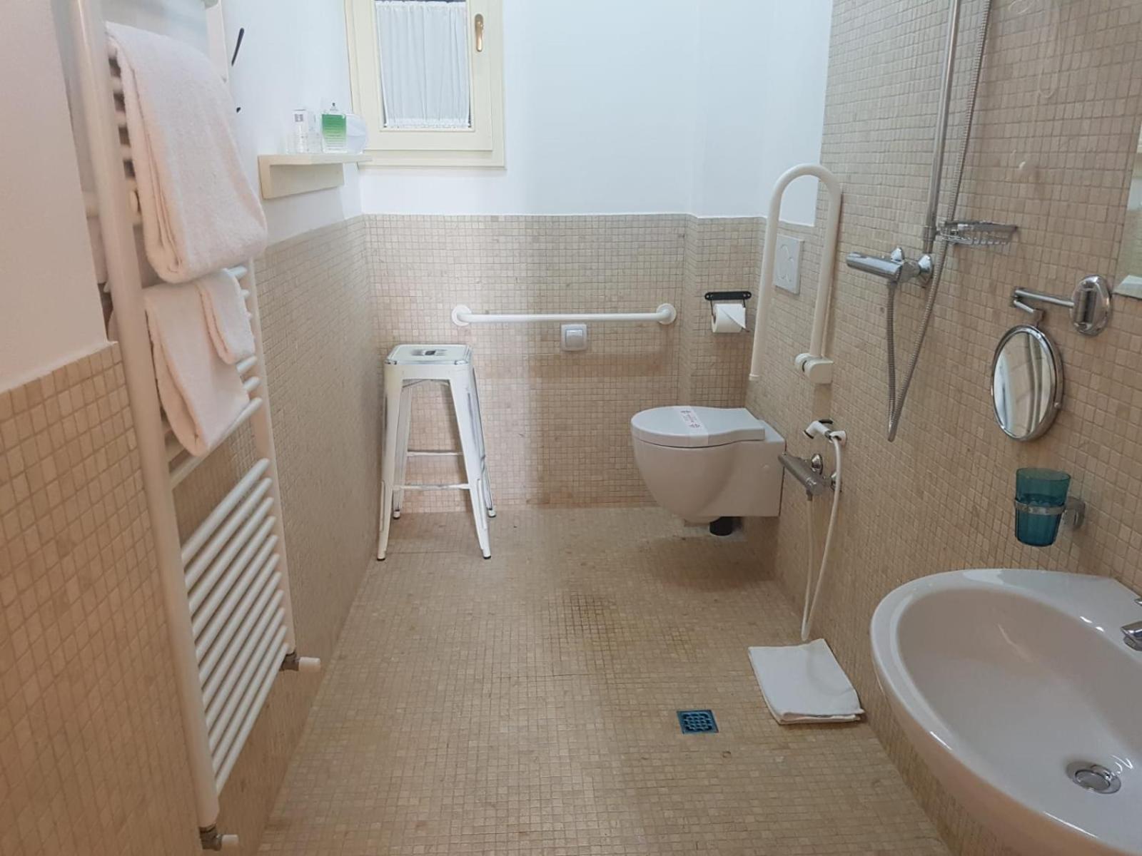 Double Room - Disability Access photo 2