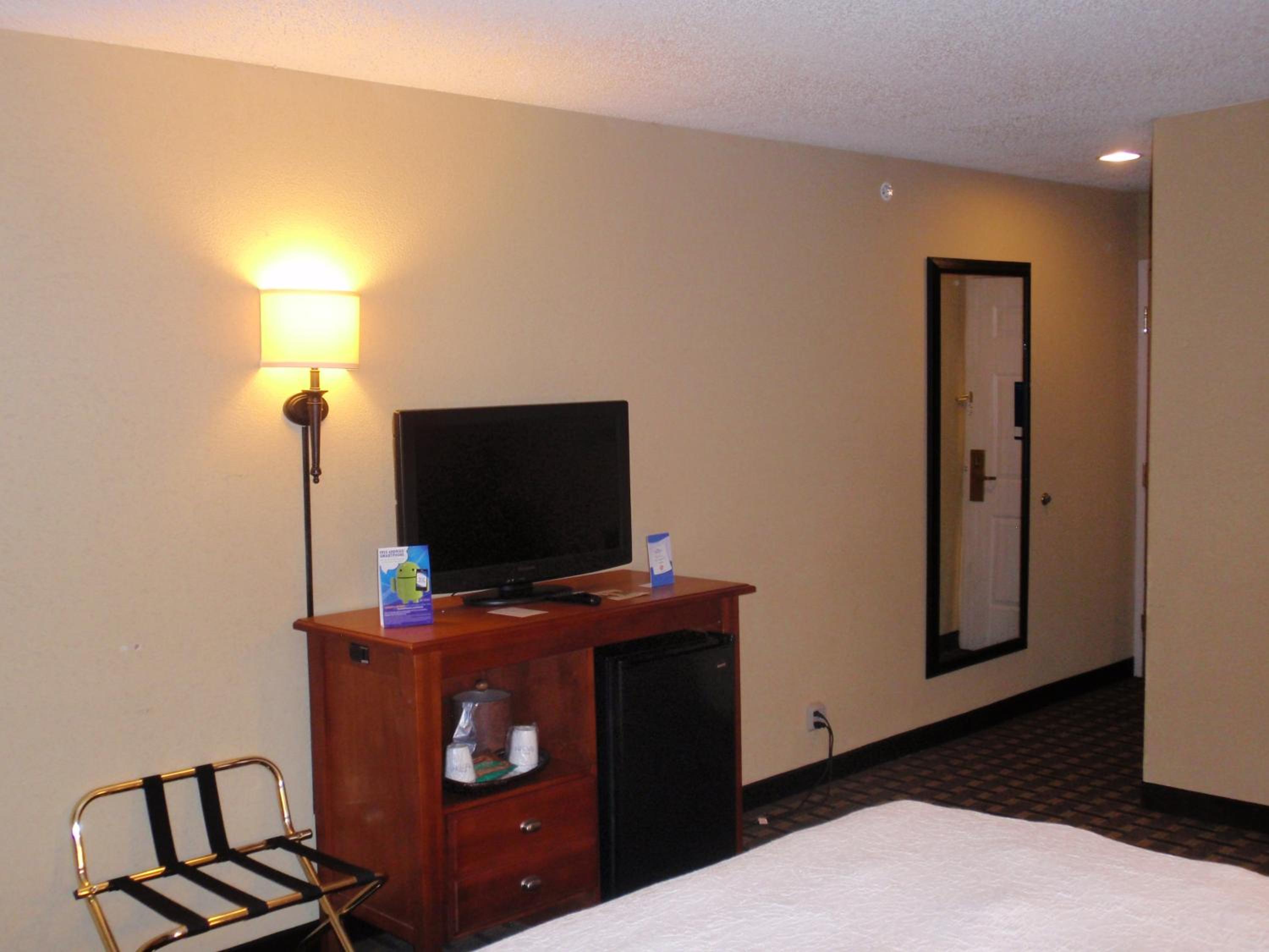 King Room with Bath Tub - Mobility/Hearing Accessible - Non-Smoking - Photo 3