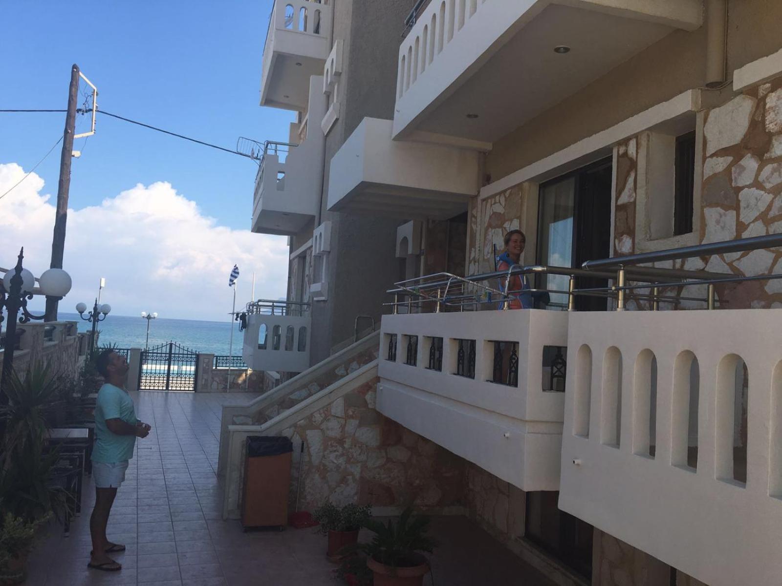 Apartment With Pool View