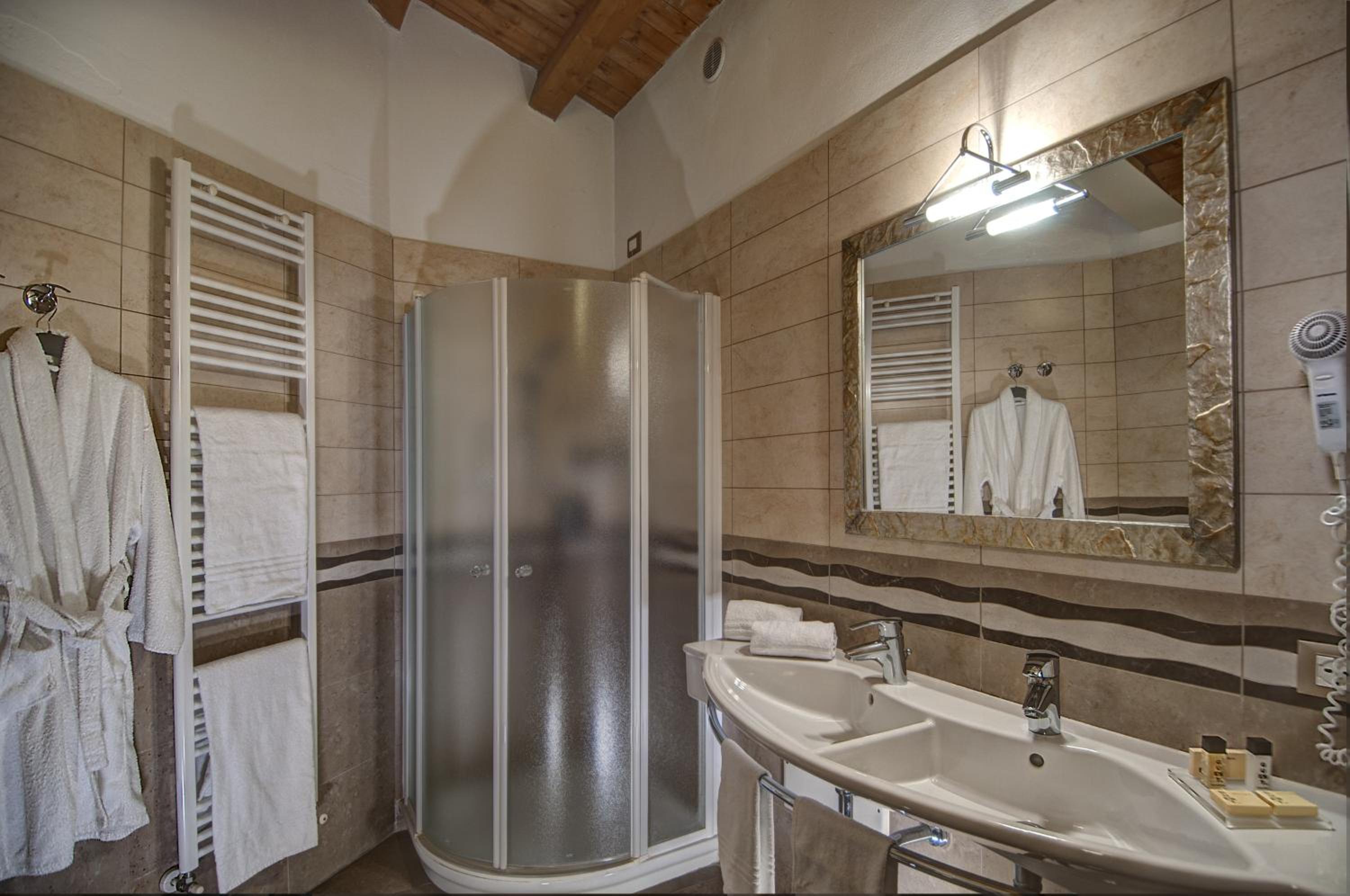 Deluxe Double or Twin Room with Partial Lake View - Photo 3
