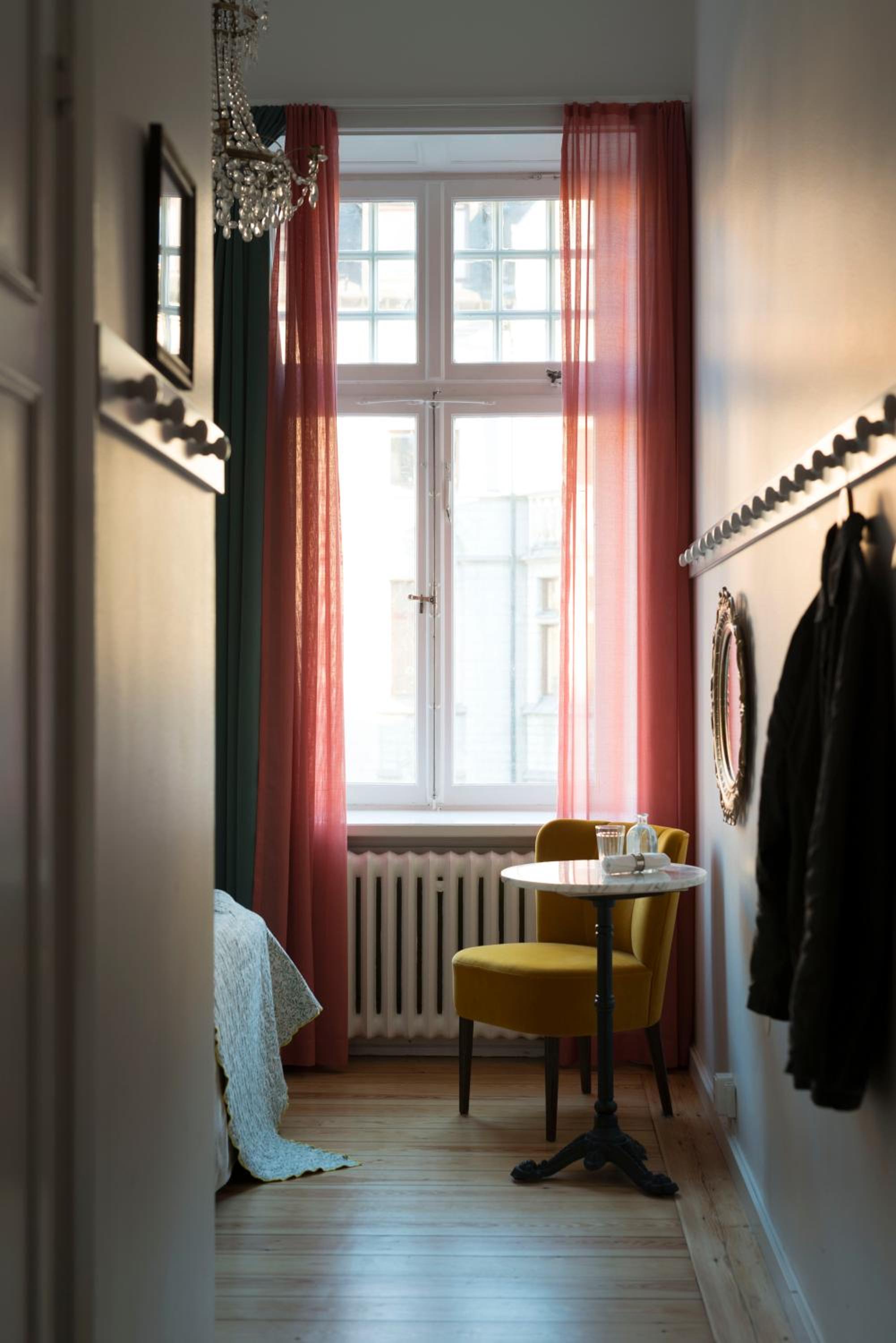 Standard Double Room - Photo 9
