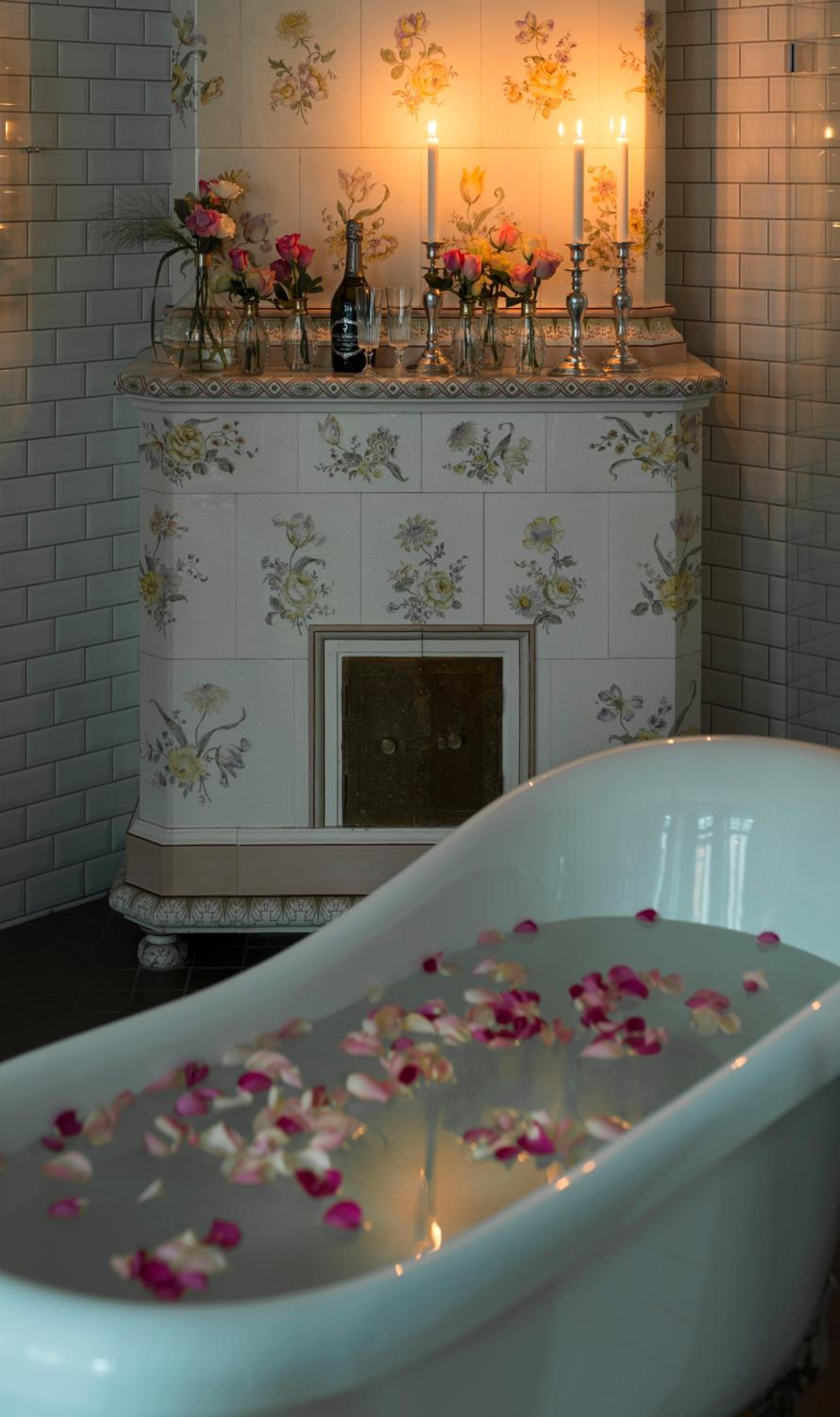 Deluxe Queen Room with Bath Tub - Photo 9