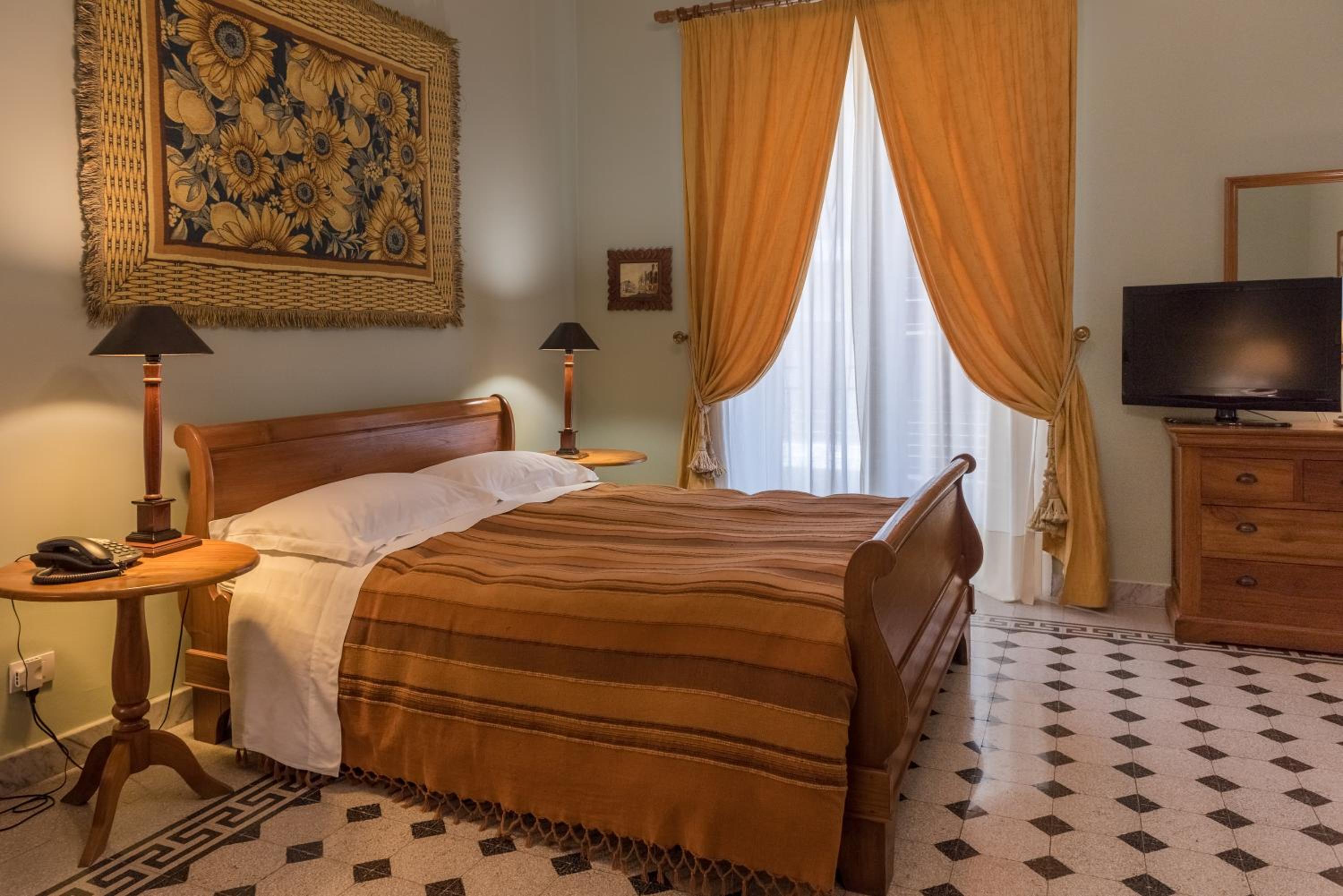 Double Room with Balcony - Photo 3