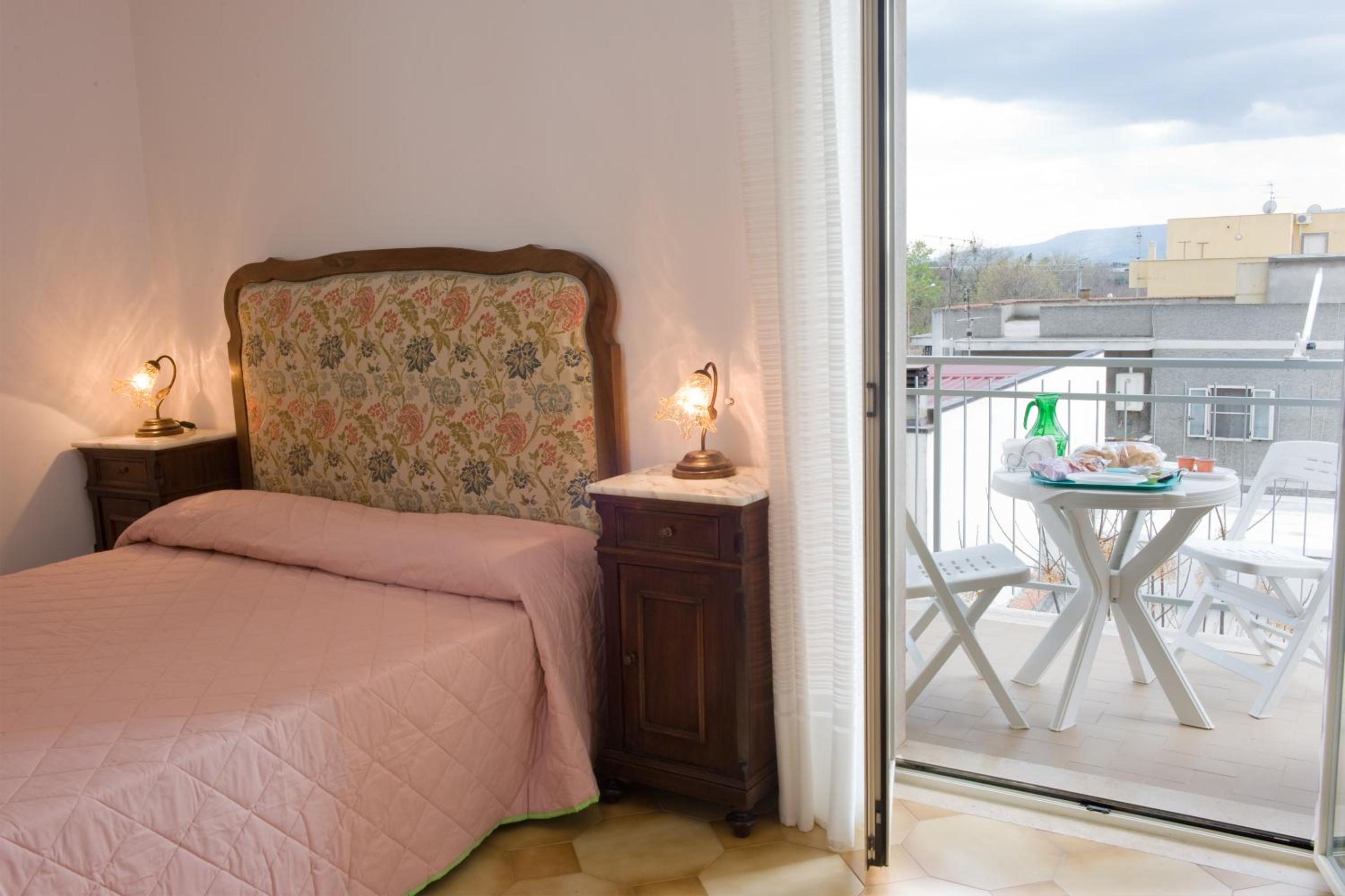 Double Room with Private Bathroom - Photo 1