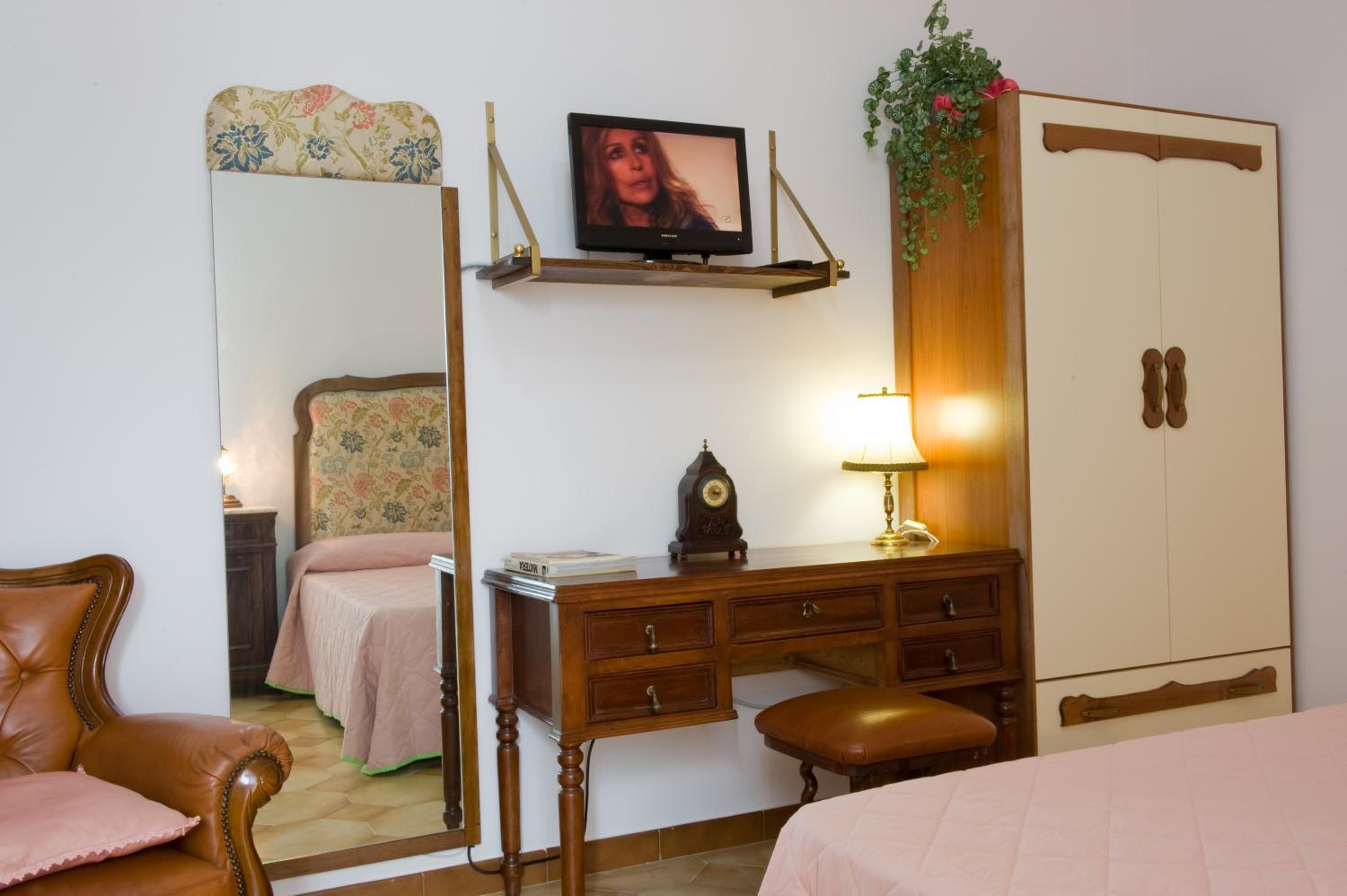 Double Room with Private Bathroom - Photo 5