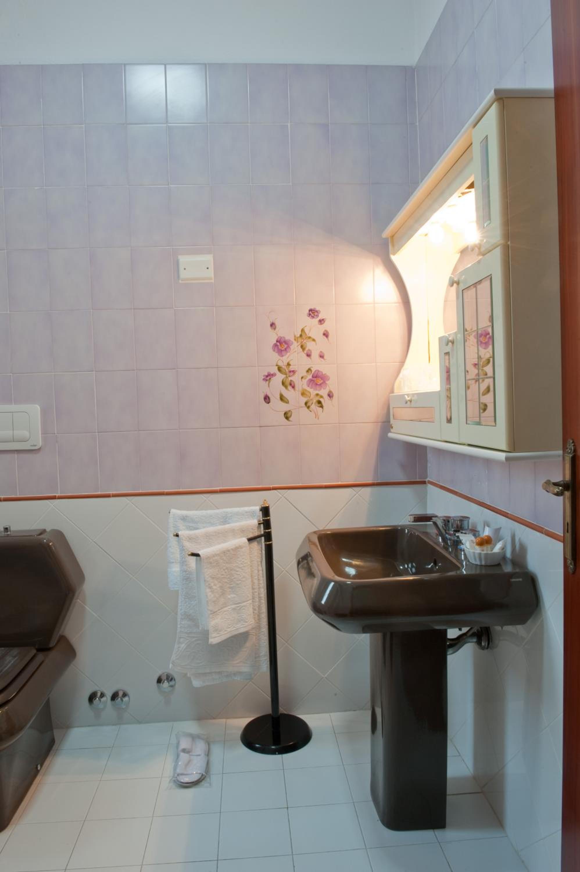 Double Room with Private Bathroom - Photo 2