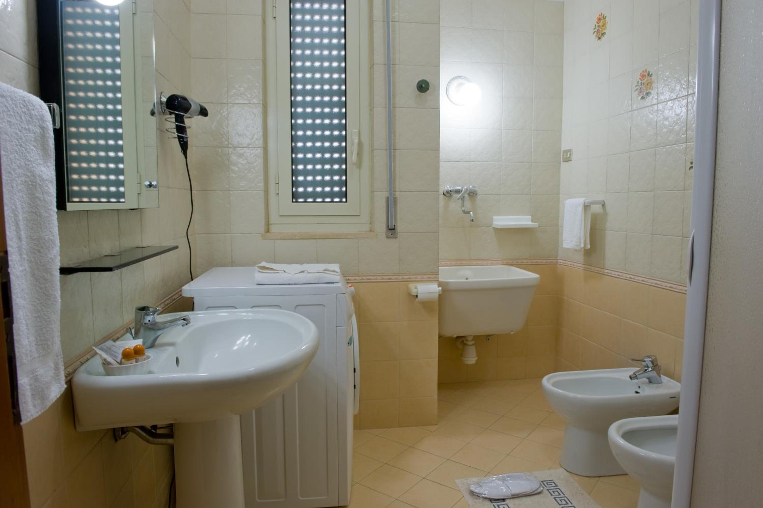 Family Room with Private Bathroom - Photo 3