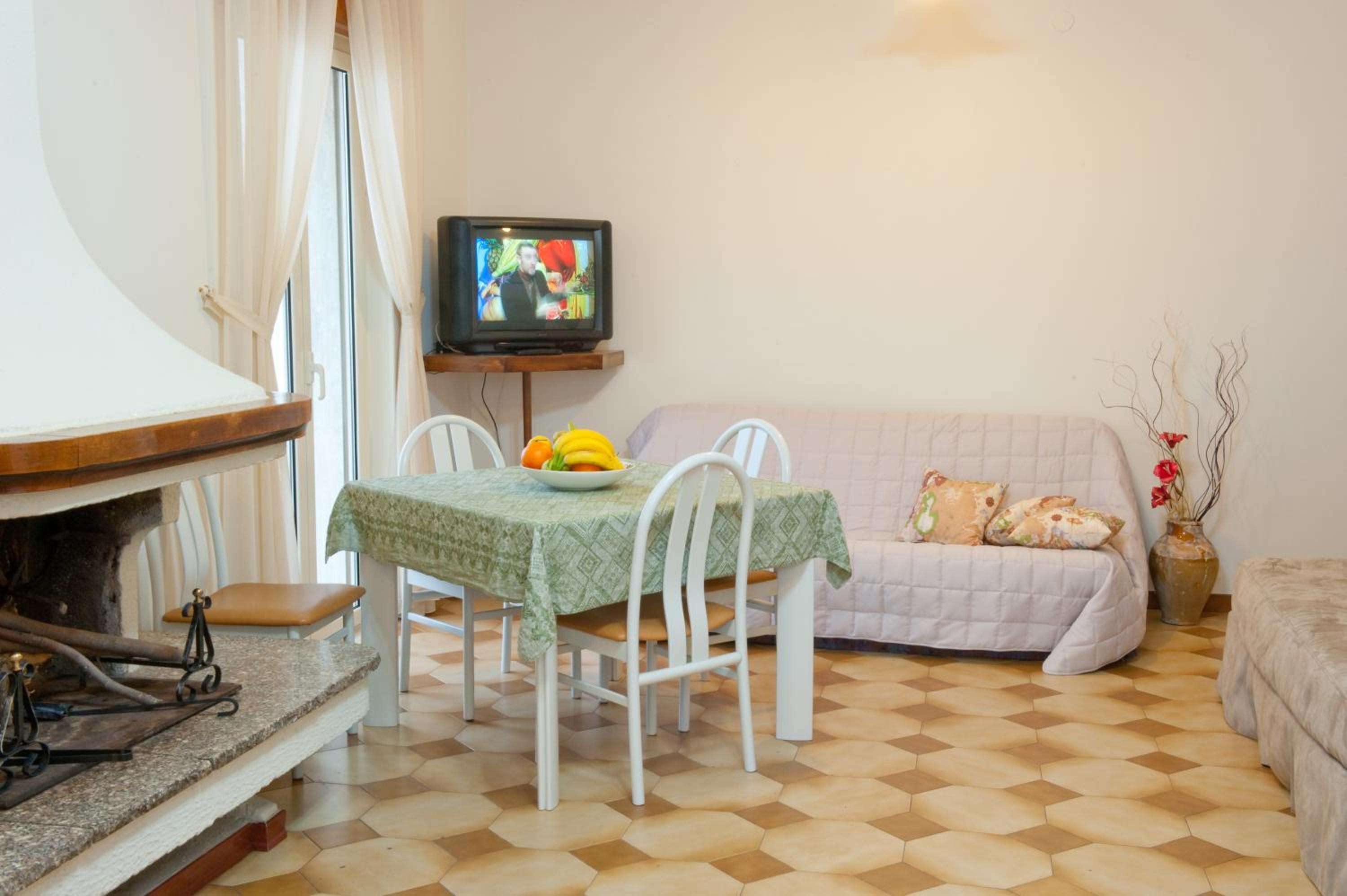 Family Room with Private Bathroom - Photo 2
