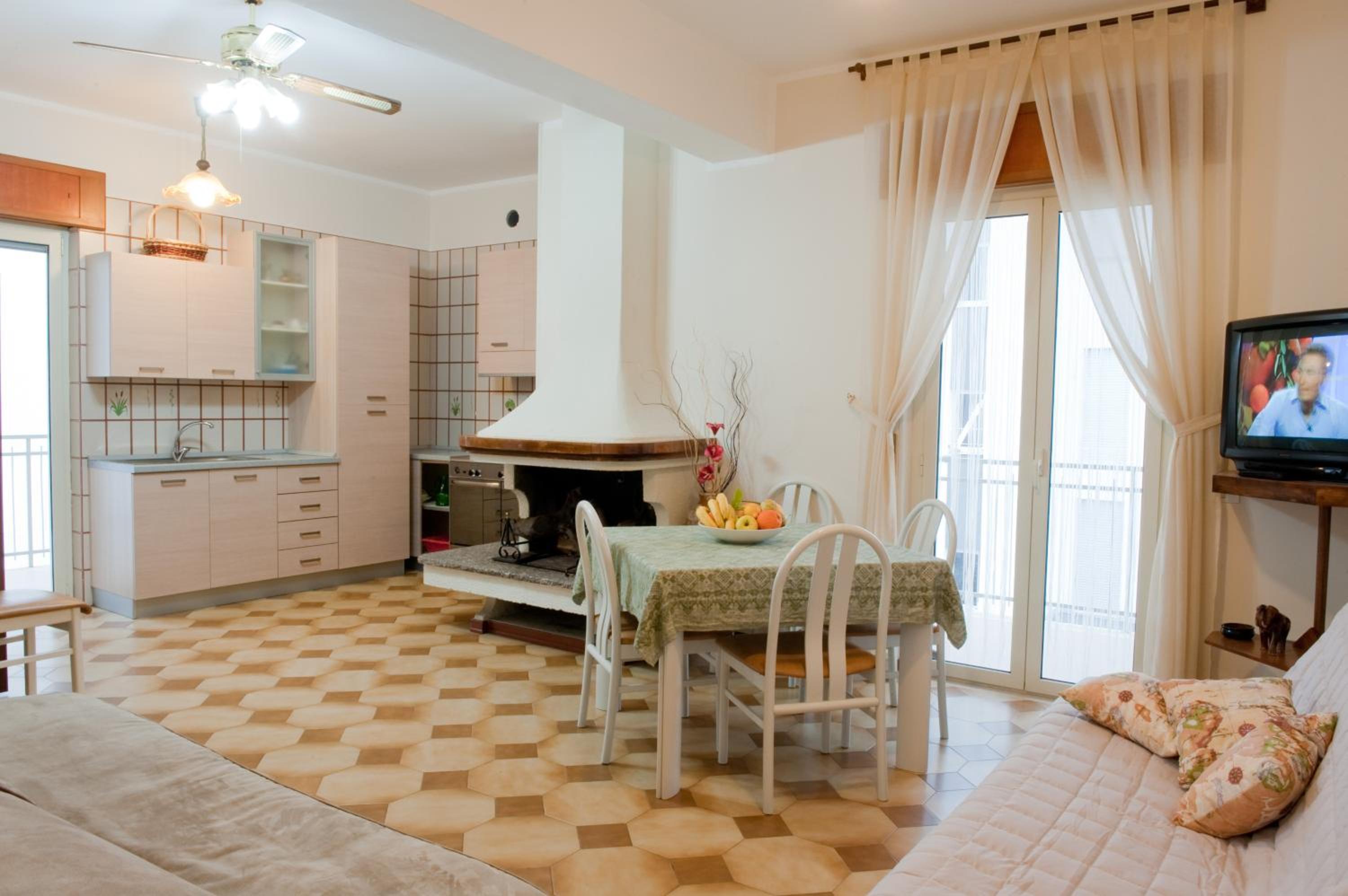 Family Room with Private Bathroom - Photo 4