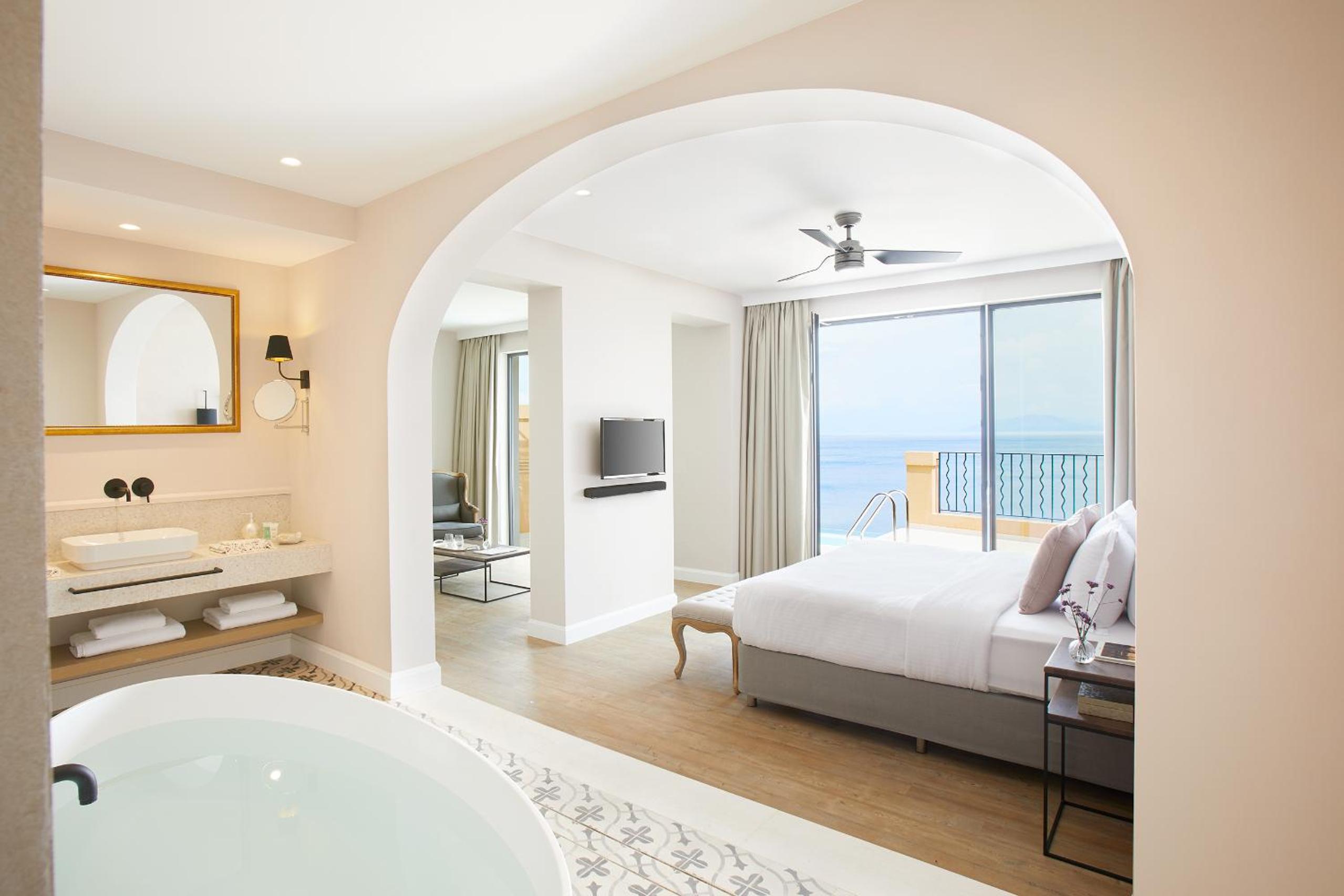 Deluxe Suite with Private Pool and Sea View