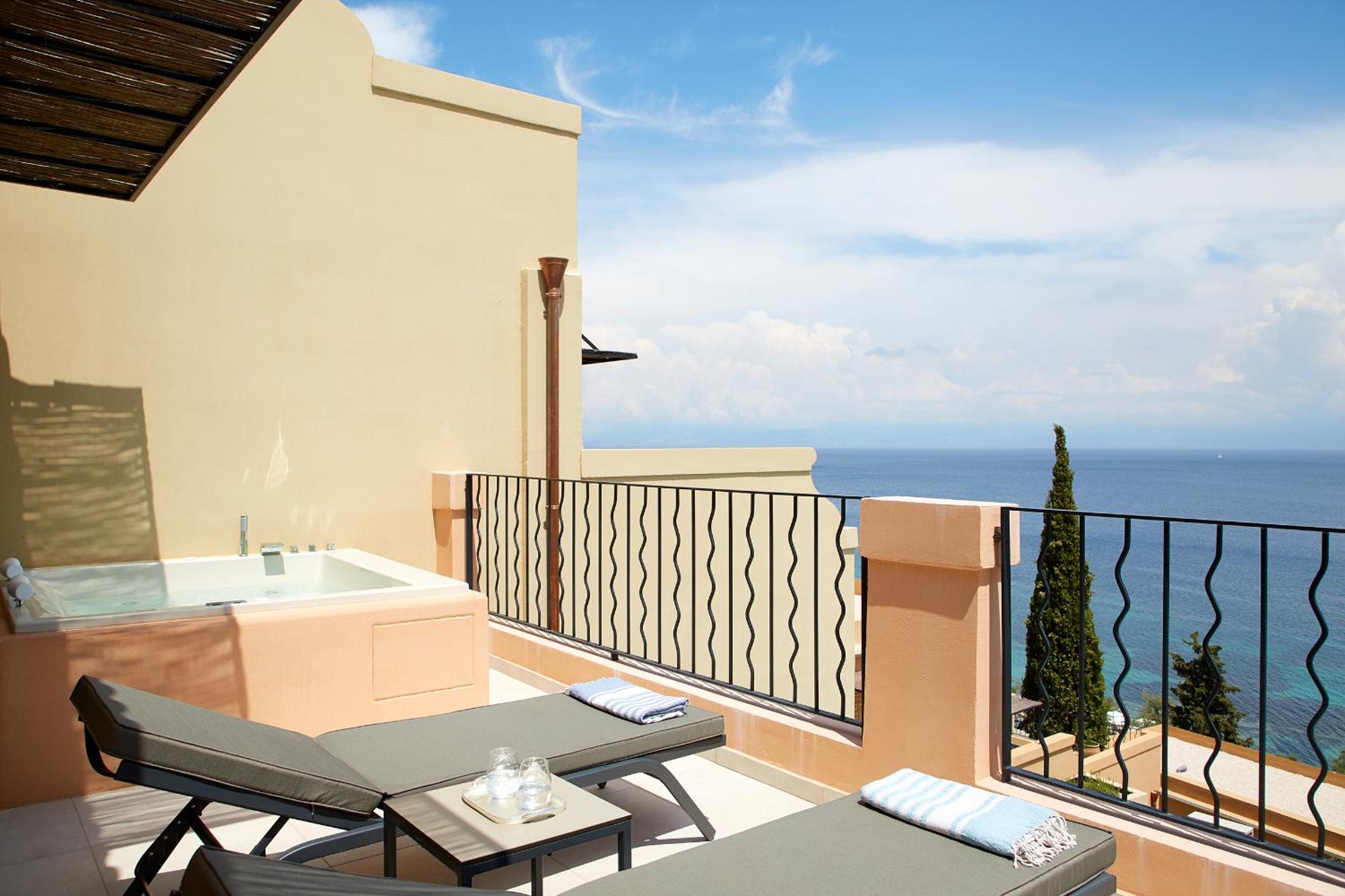 Deluxe Junior Suite with Whirlpool and Sea View photo 3